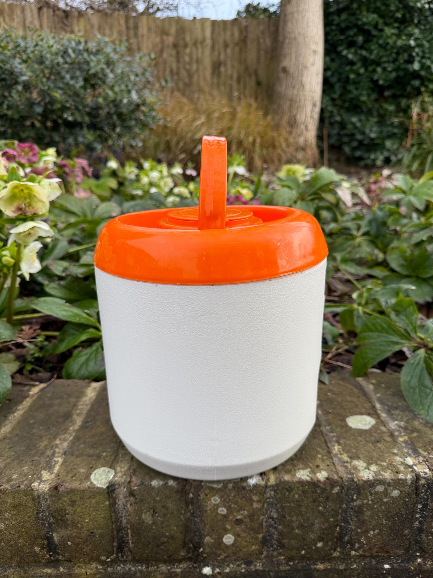 Original vintage drinks cooler - Loisir 3 Suisses retro vintage 1970s cooler with original 6 cups. Excellent working condition