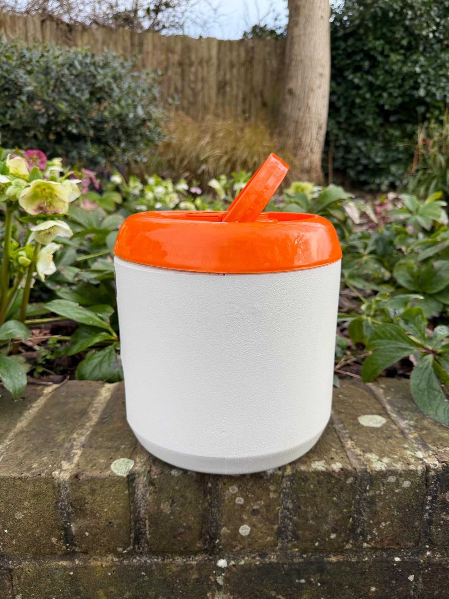 Original vintage drinks cooler - Loisir 3 Suisses retro vintage 1970s cooler with original 6 cups. Excellent working condition