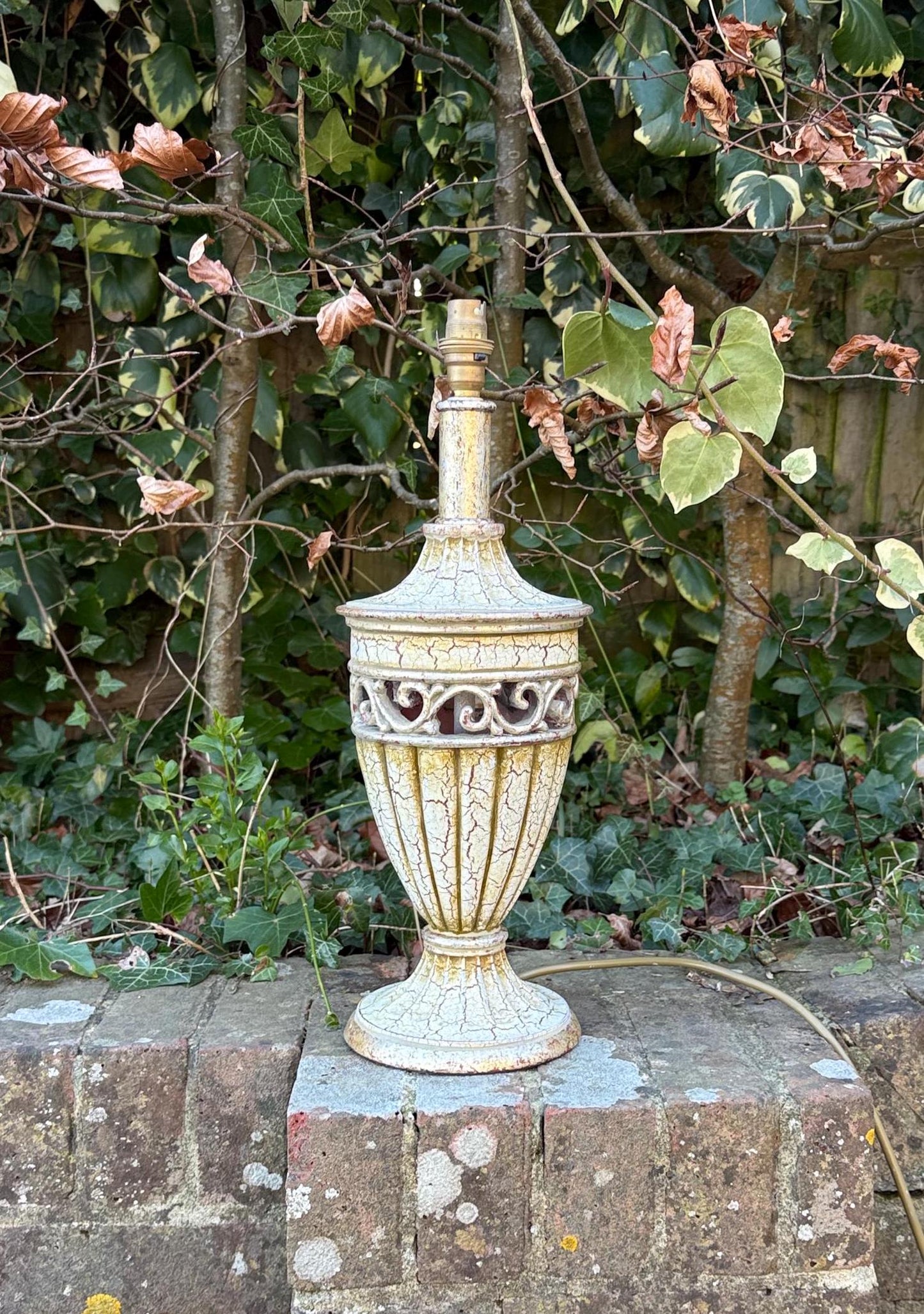 large grecian urn style cream and gold vintage table lamp. Neo-classical urn table lamp. working and PAT tested