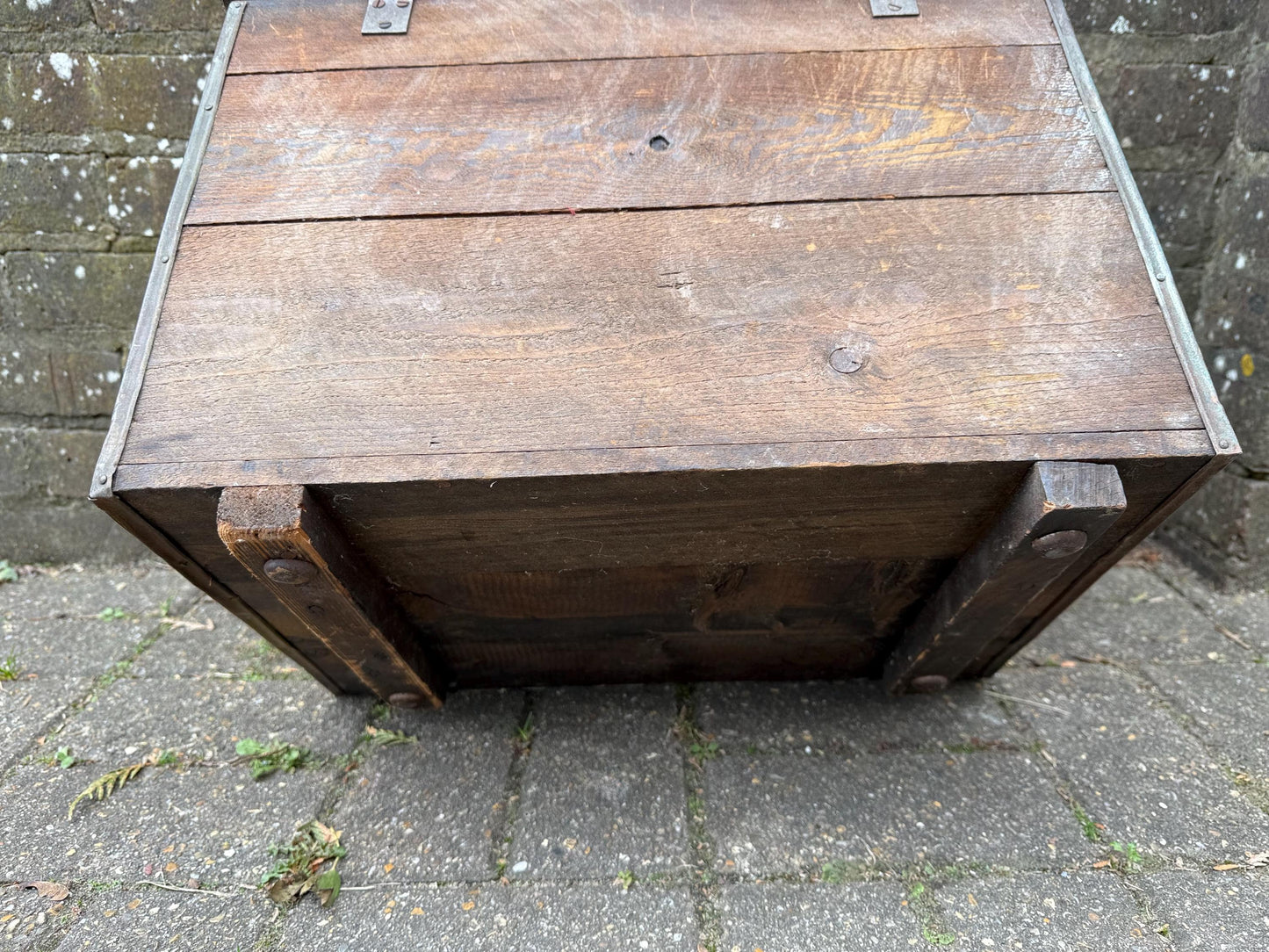 Mid-century brass and wood coal box, vintage coal storage box, kindling box, coffee table – medieval embossed detail, solid wooden box, vgc