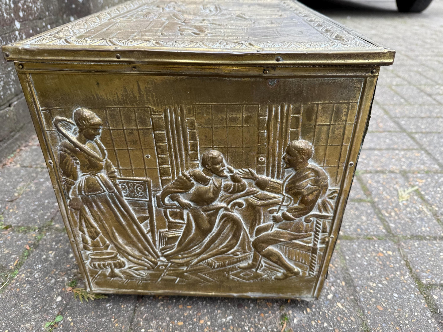 Mid-century brass and wood coal box, vintage coal storage box, kindling box, coffee table – medieval embossed detail, solid wooden box, vgc