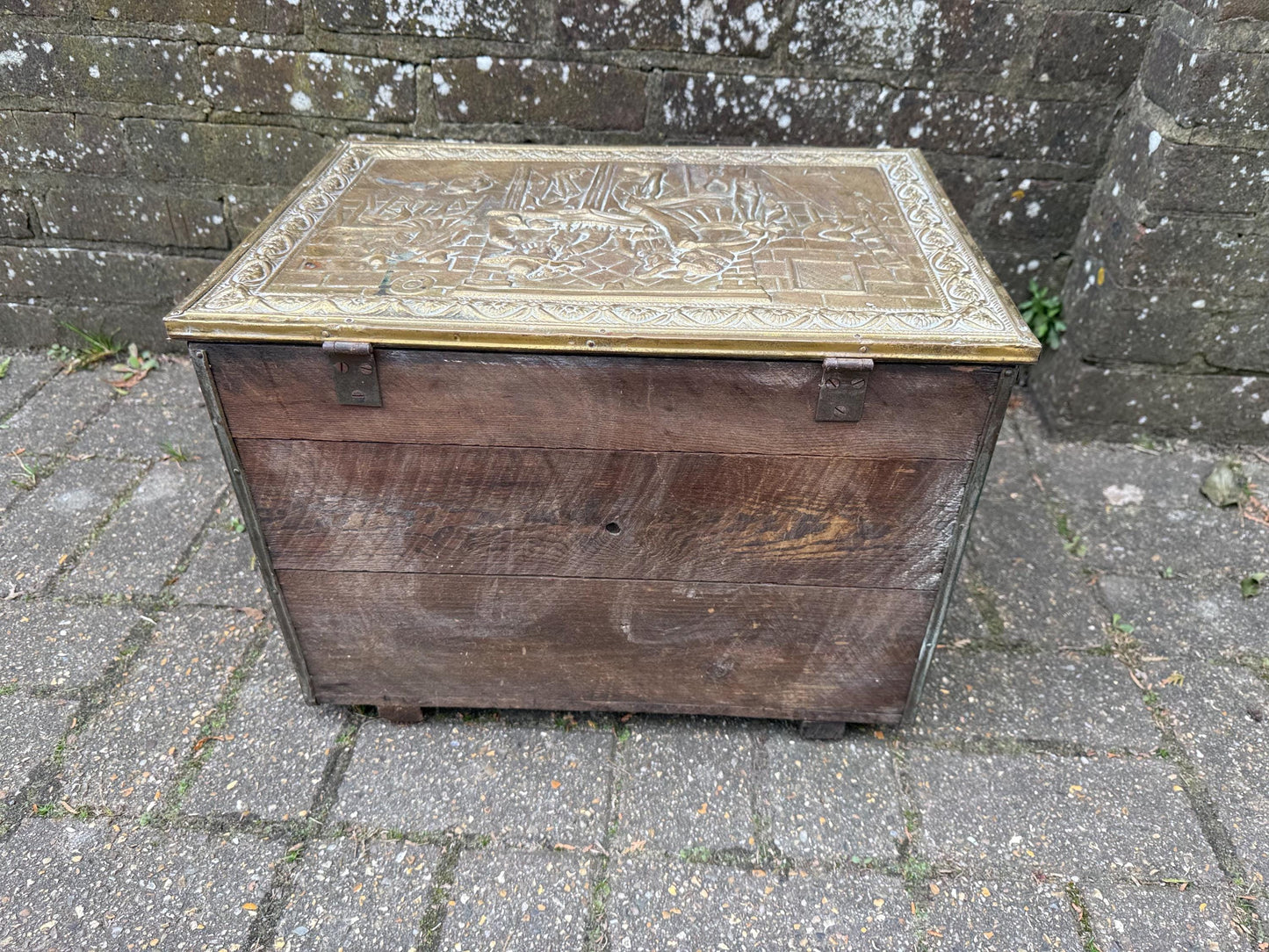 Mid-century brass and wood coal box, vintage coal storage box, kindling box, coffee table – medieval embossed detail, solid wooden box, vgc