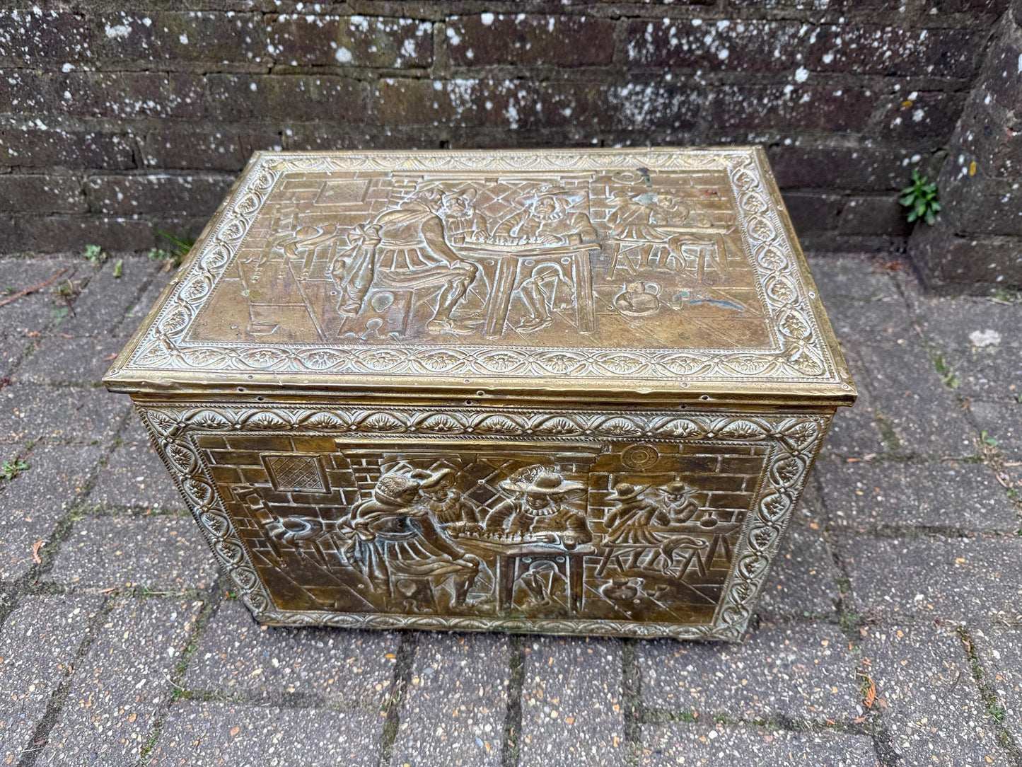 Mid-century brass and wood coal box, vintage coal storage box, kindling box, coffee table – medieval embossed detail, solid wooden box, vgc