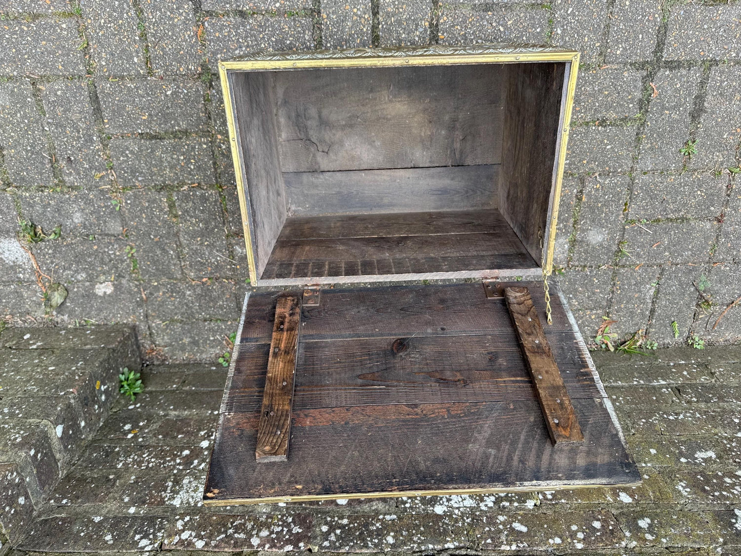 Mid-century brass and wood coal box, vintage coal storage box, kindling box, coffee table – medieval embossed detail, solid wooden box, vgc