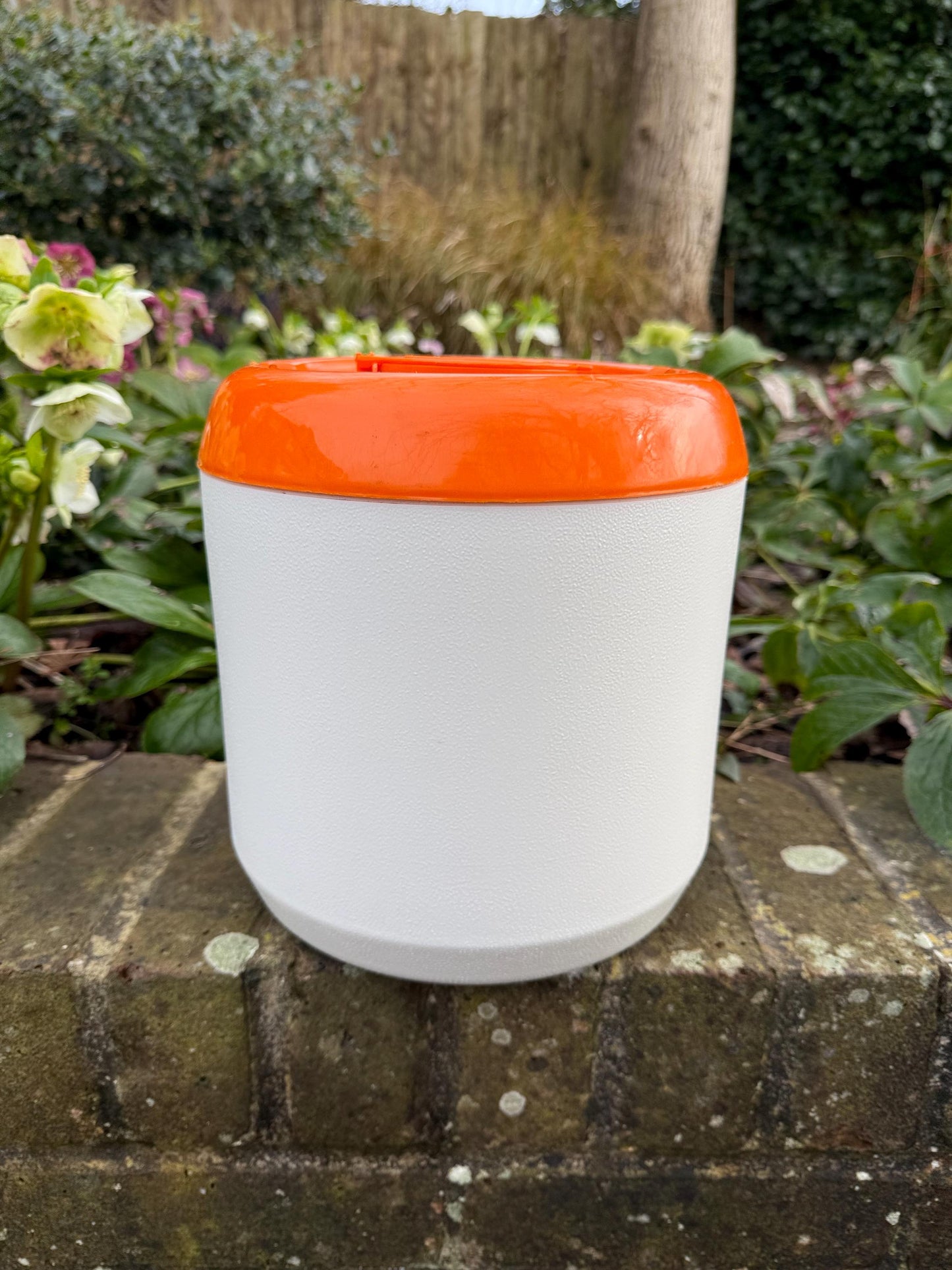 Original vintage drinks cooler - Loisir 3 Suisses retro vintage 1970s cooler with original 6 cups. Excellent working condition