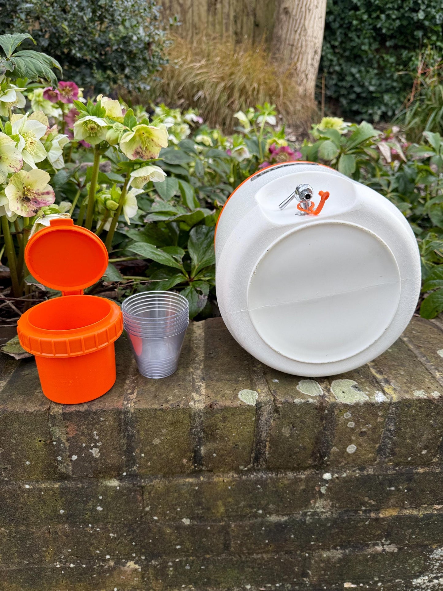 Original vintage drinks cooler - Loisir 3 Suisses retro vintage 1970s cooler with original 6 cups. Excellent working condition
