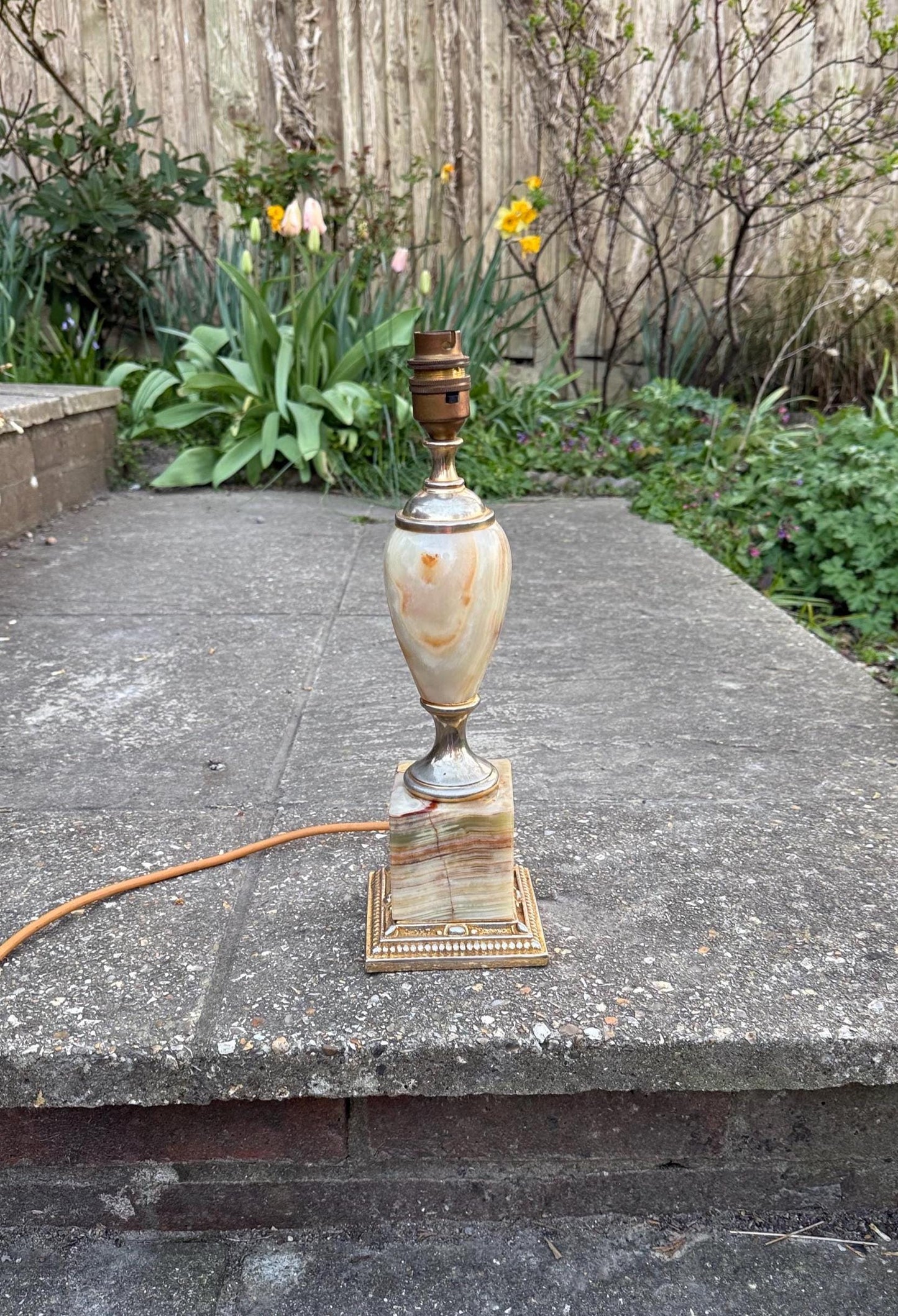 Pakistan Onyx and two tone metal retro vintage table lamp. working and tested
