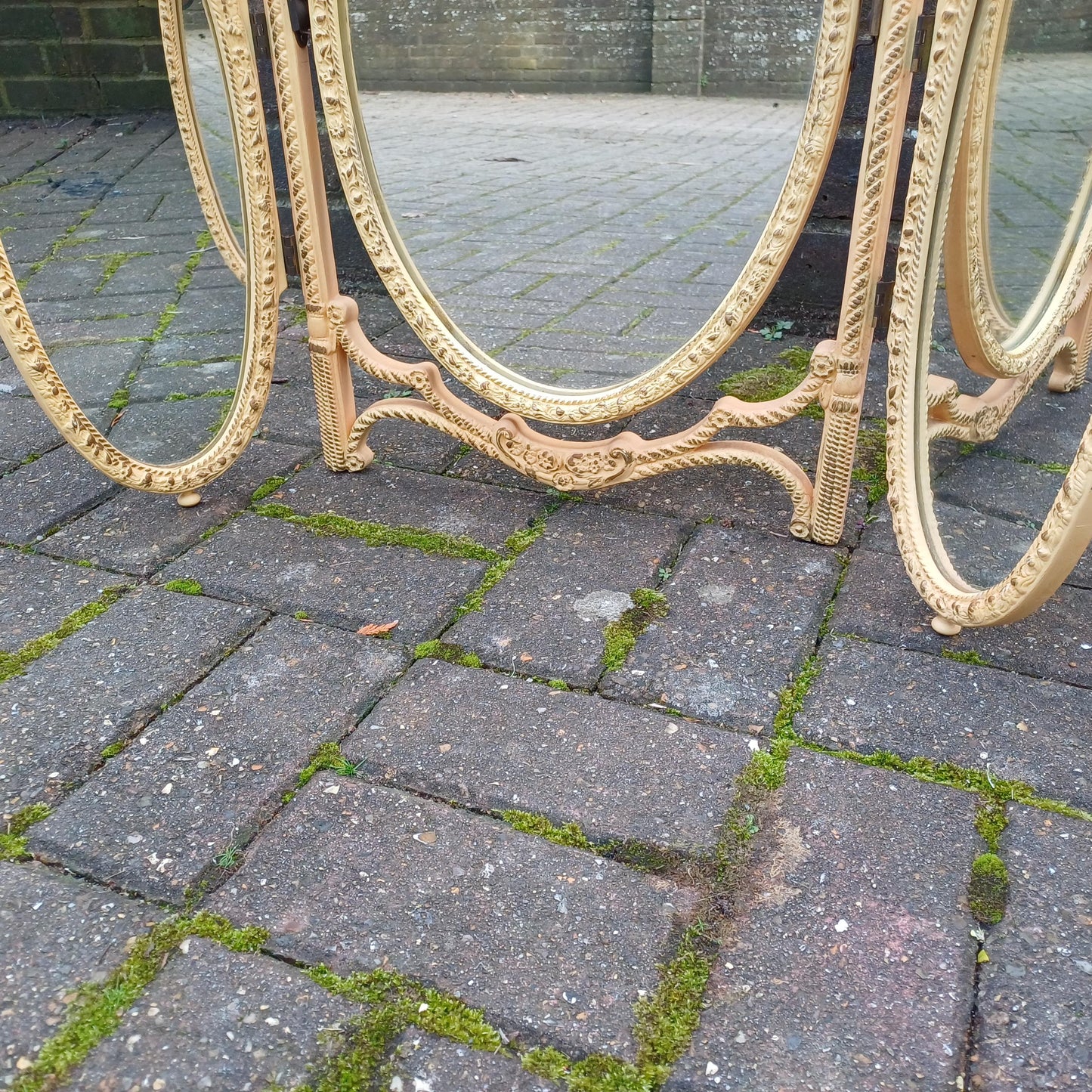 Classic Vintage Retro Kitsch Tri-Fold Composite Plastic Victorian Style Dressing Table Mirror – Dark Cream with Gold Highlights