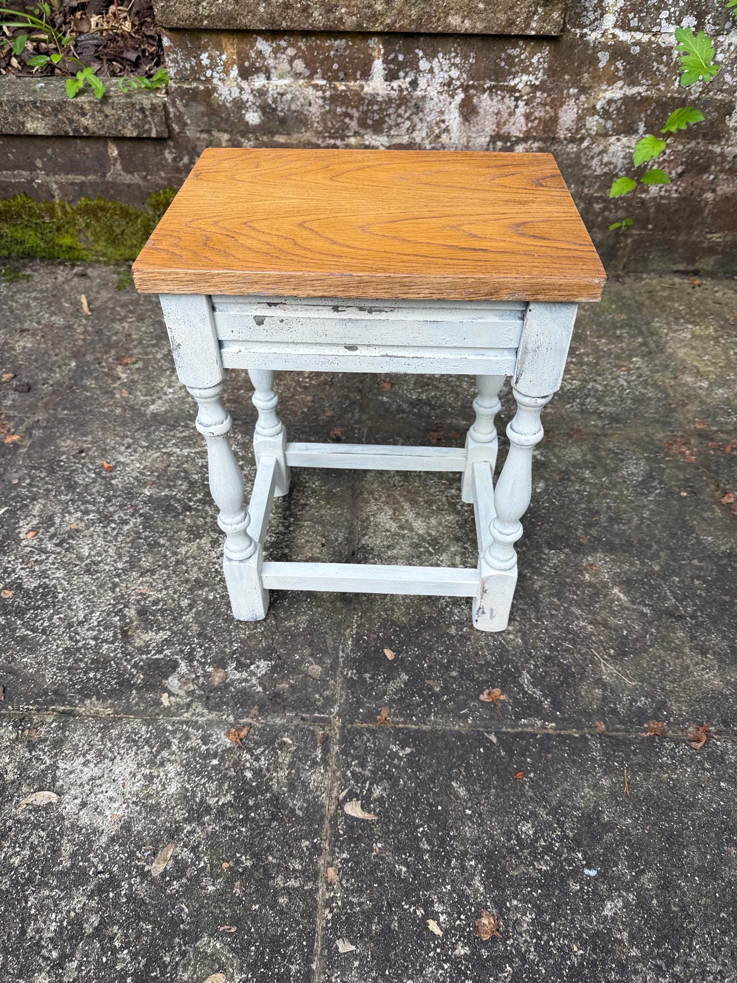 Vintage dinky solid oak table, plant stand, small side table, lamp table, quality vintage table (31 x 40 x 24)