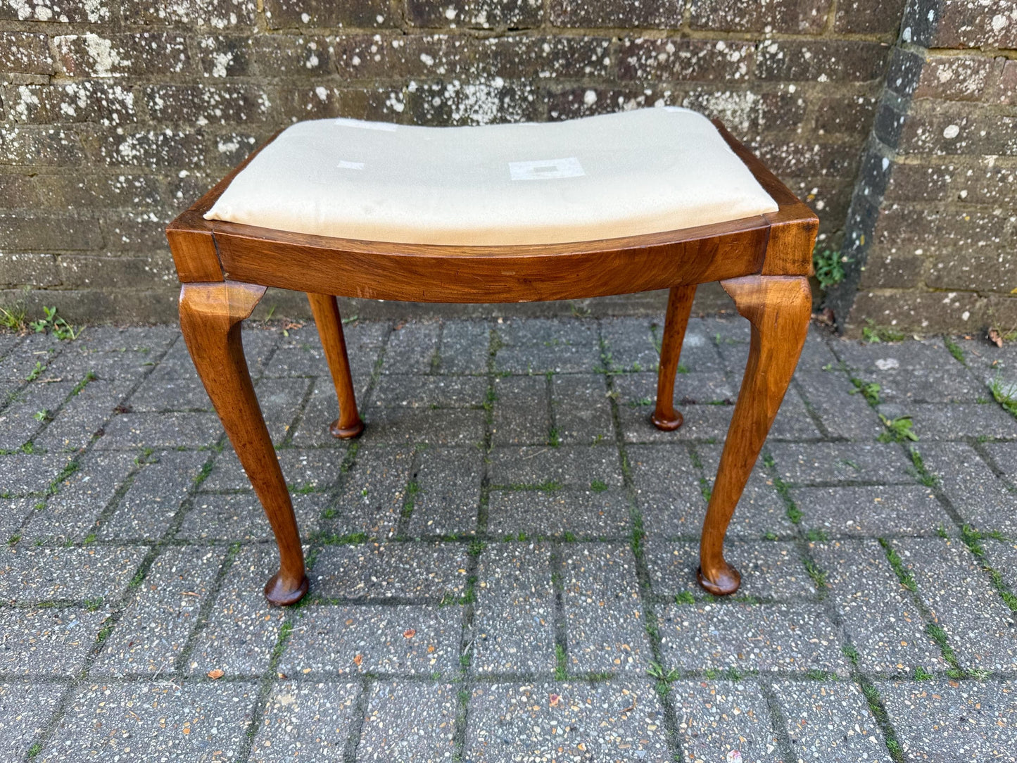 Mahogany vintage Queen Anne style cabriole leg vanity stool with upholstered seat