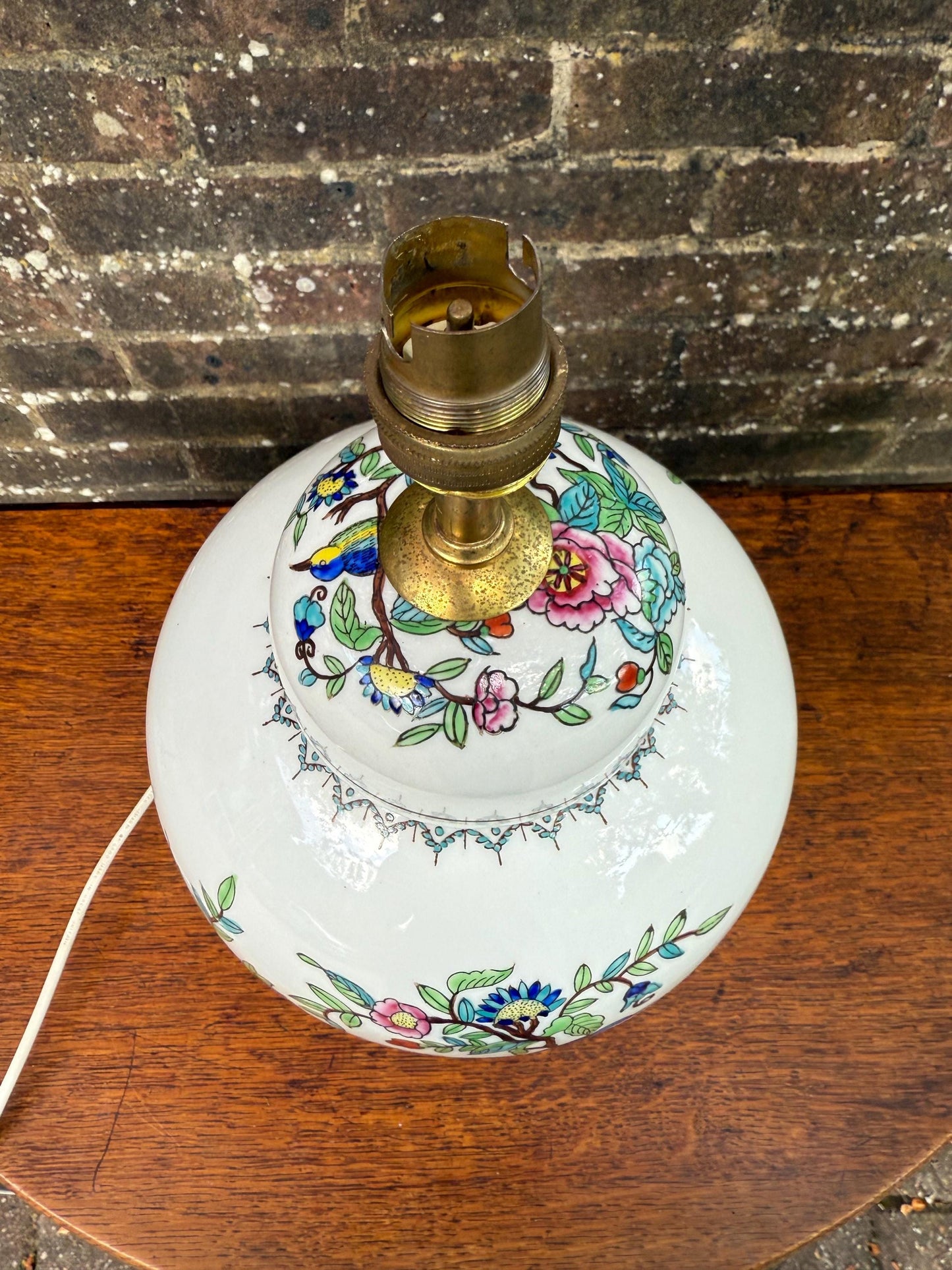 Vintage Oriental Style Porcelain 1970s Lamp, Floral Chinoiserie Table Lamp with Wooden Base, Hand-Painted, Working