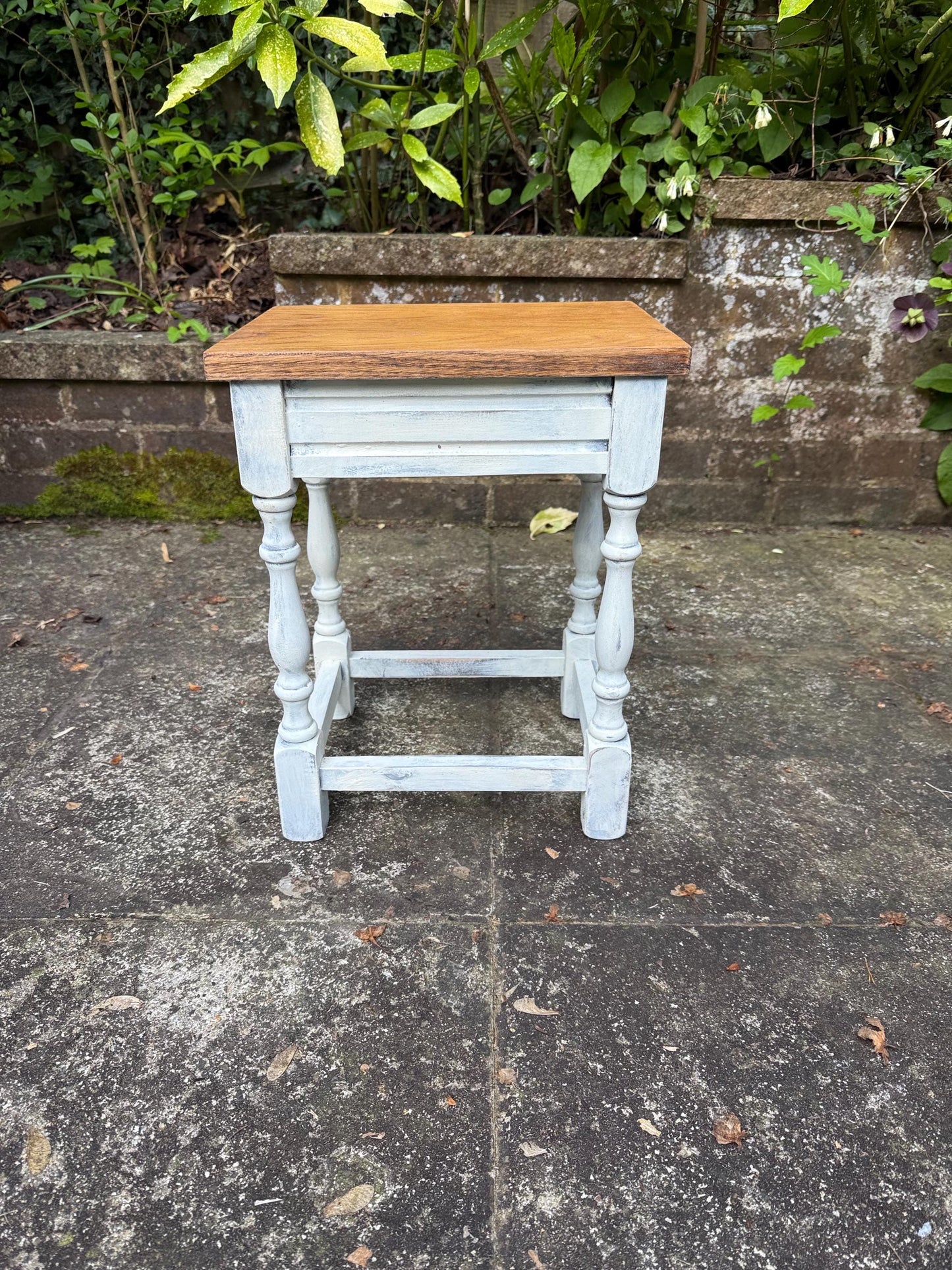Vintage dinky solid oak table, plant stand, small side table, lamp table, quality vintage table (31 x 40 x 24)