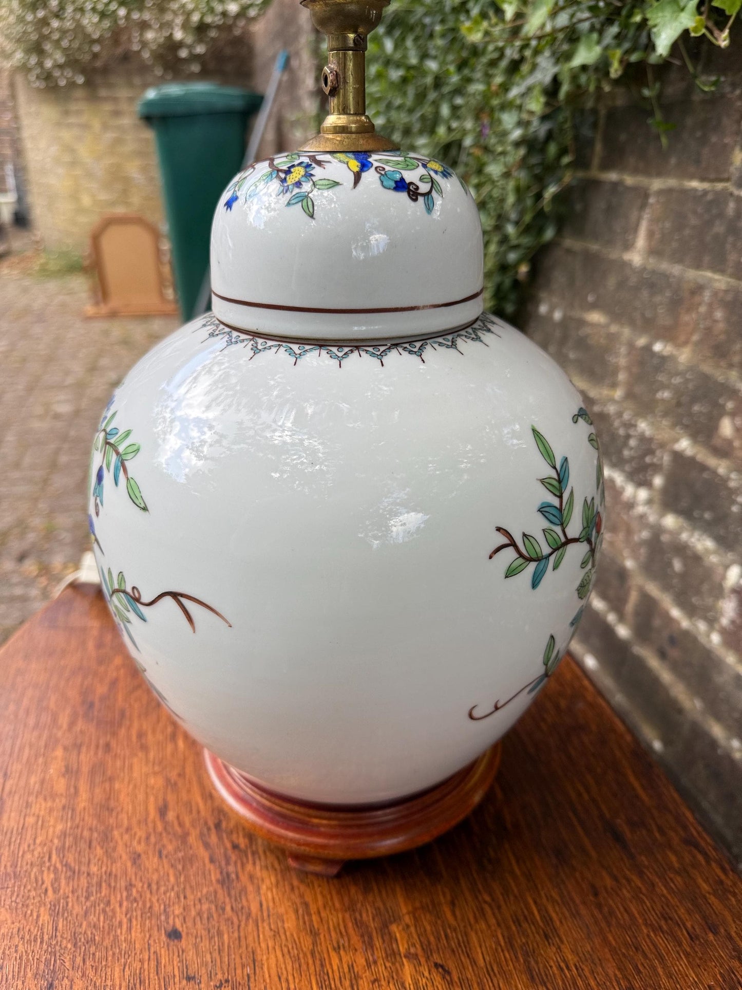 Vintage Oriental Style Porcelain 1970s Lamp, Floral Chinoiserie Table Lamp with Wooden Base, Hand-Painted, Working