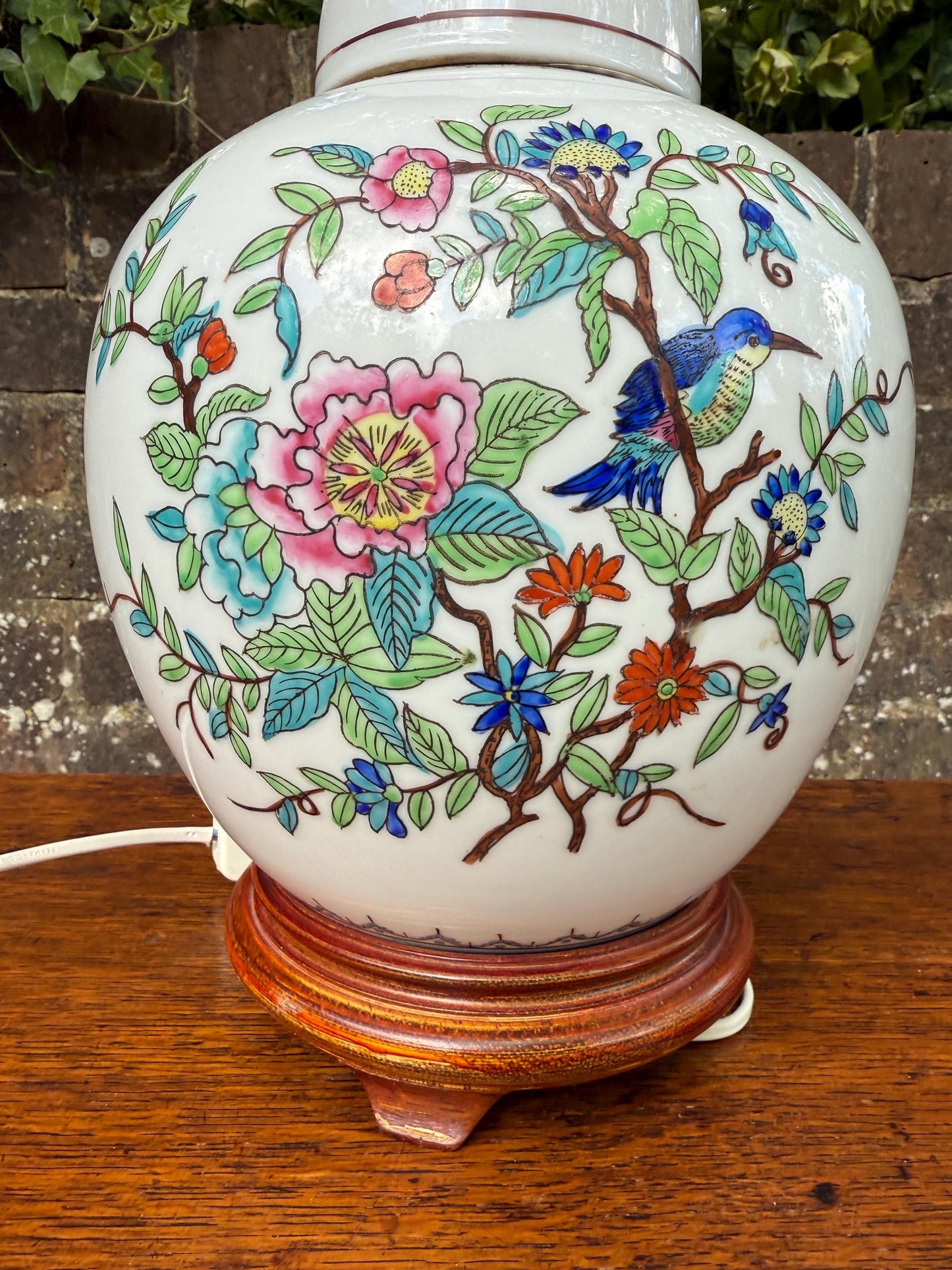 Vintage Oriental Style Porcelain 1970s Lamp, Floral Chinoiserie Table Lamp with Wooden Base, Hand-Painted, Working