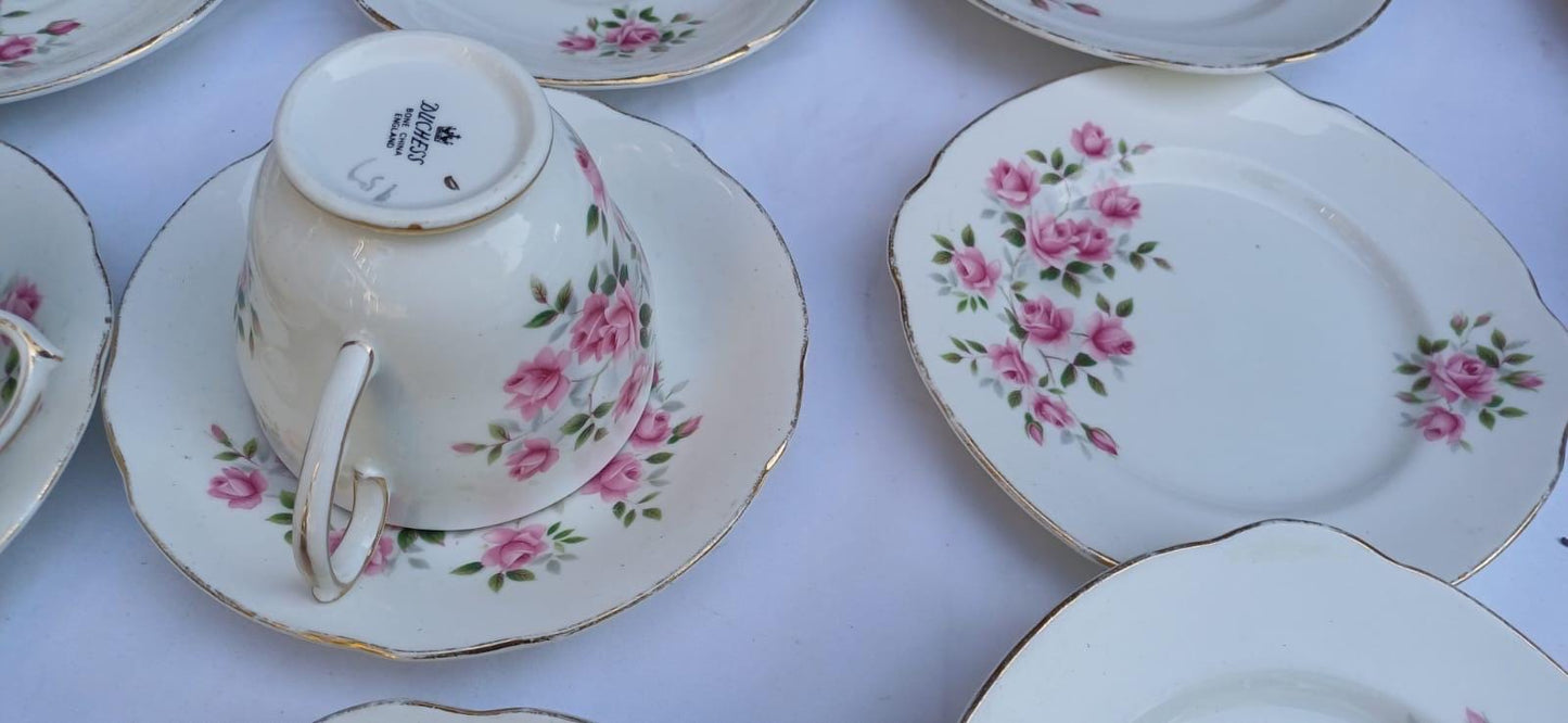 Delightful collection of vintage cups and saucers - 3 different patterns and producers - 29 pieces in total, vintage tea party collection