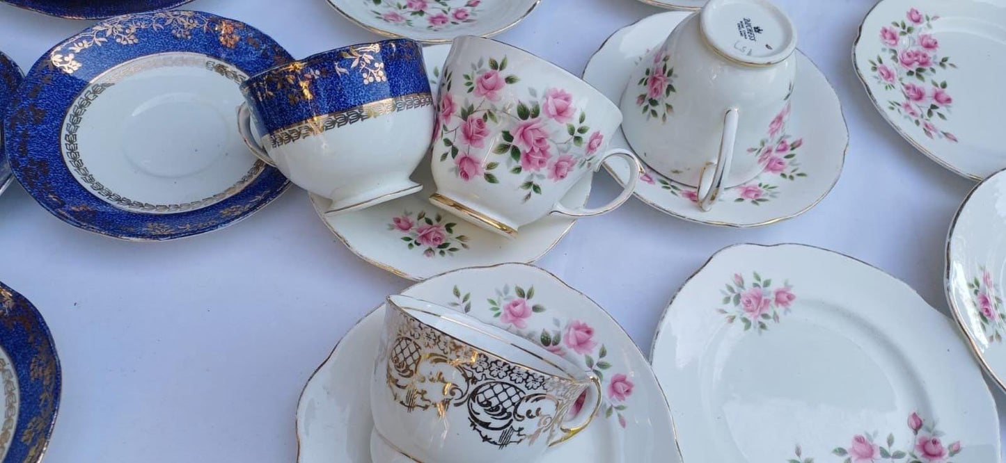 Delightful collection of vintage cups and saucers - 3 different patterns and producers - 29 pieces in total, vintage tea party collection