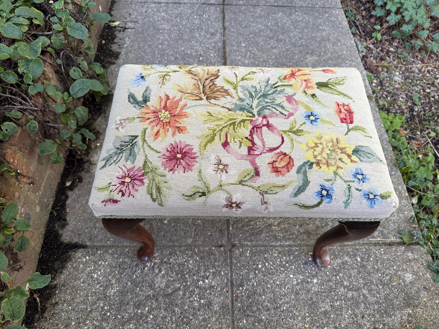Antique footstool with floral needlepoint tapestry and Queen Anne cabriole legs – charming early 20th century vintage bench or stool