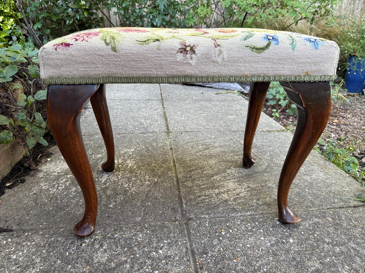 Antique footstool with floral needlepoint tapestry and Queen Anne cabriole legs – charming early 20th century vintage bench or stool