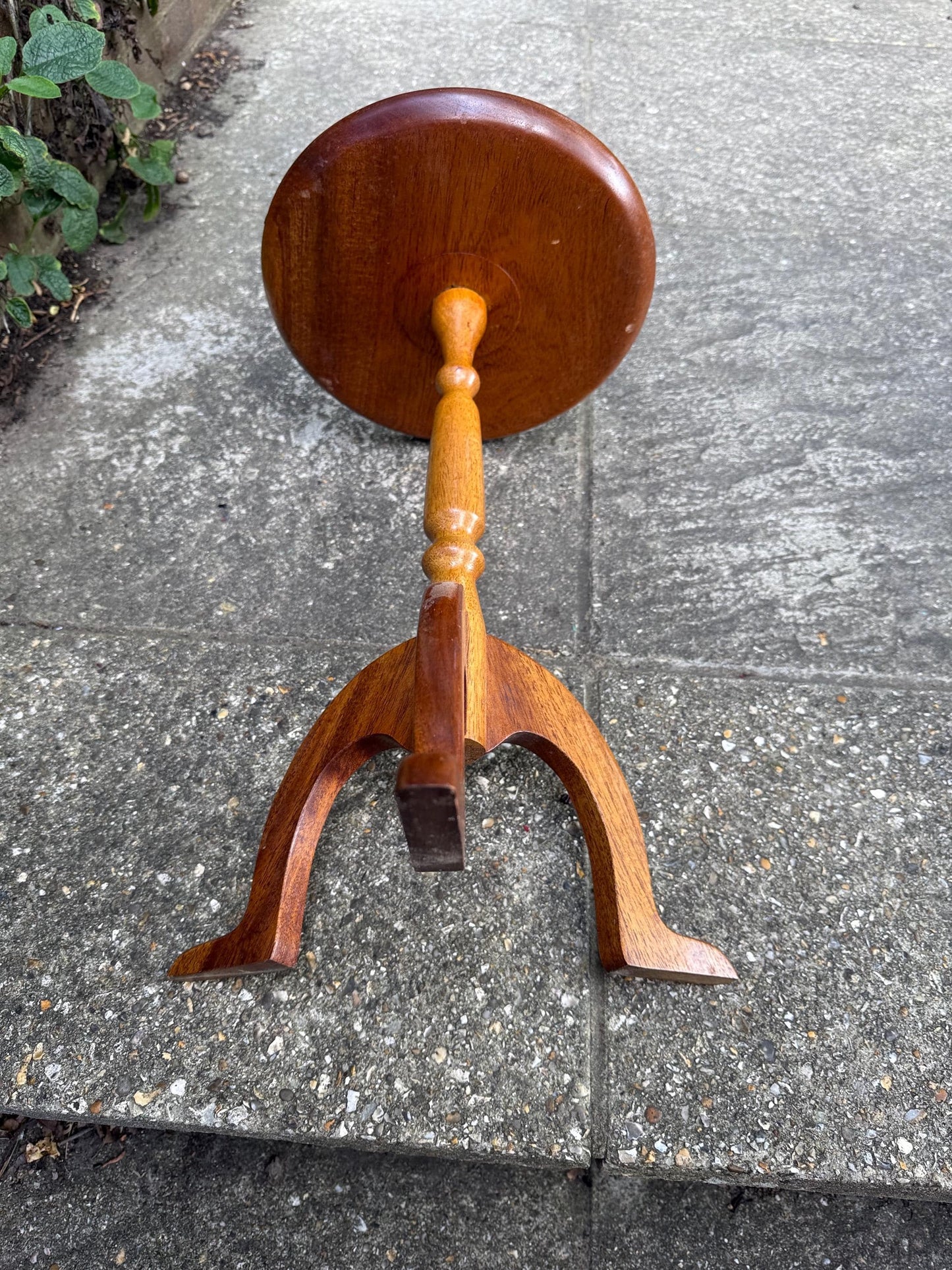 Charming Vintage Round Tripod Side Table – Solid Wood Occasional Table, Antique Style Plant Stand or Lamp Table, Wine Table