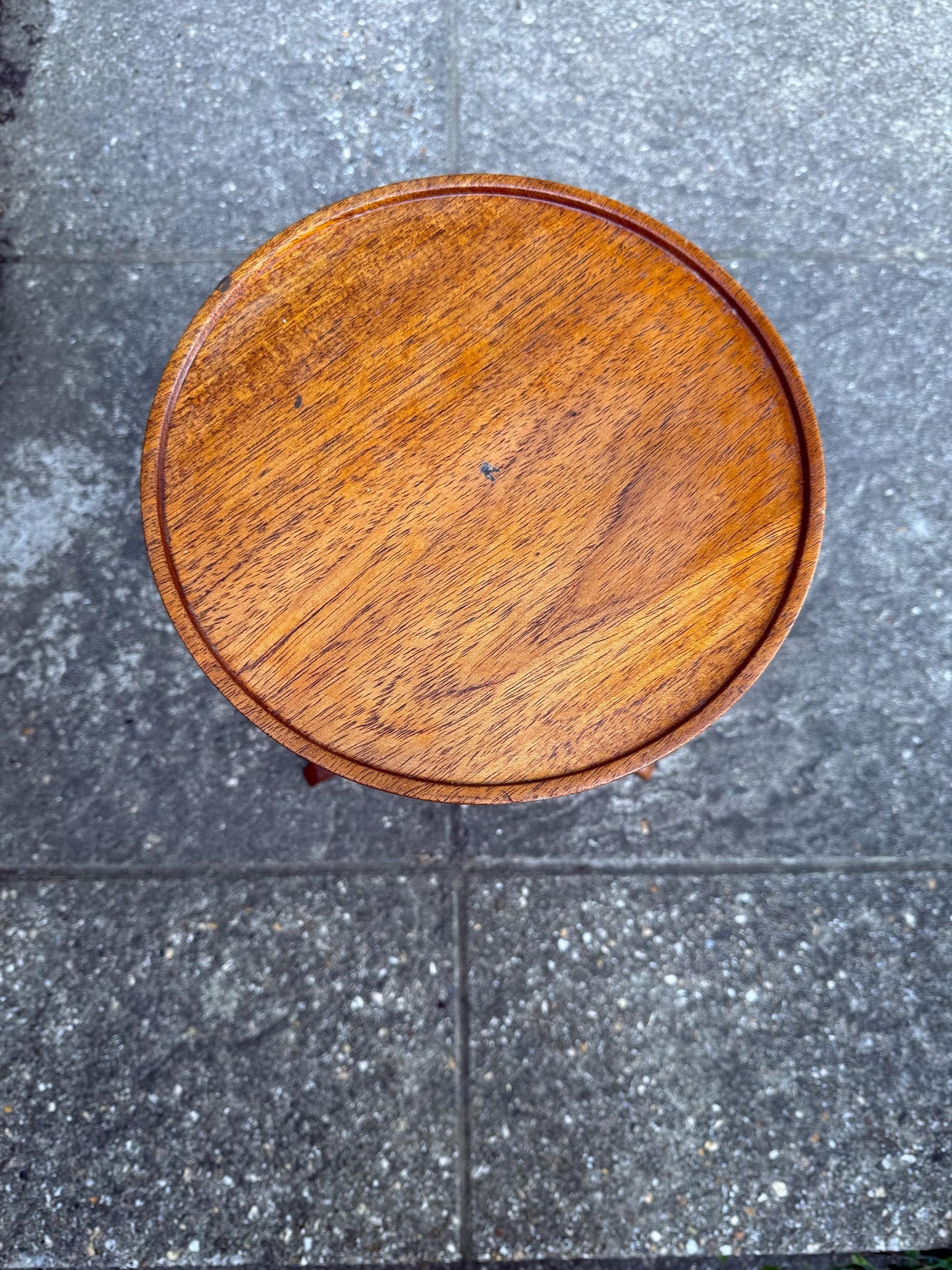Charming Vintage Round Tripod Side Table – Solid Wood Occasional Table, Antique Style Plant Stand or Lamp Table, Wine Table