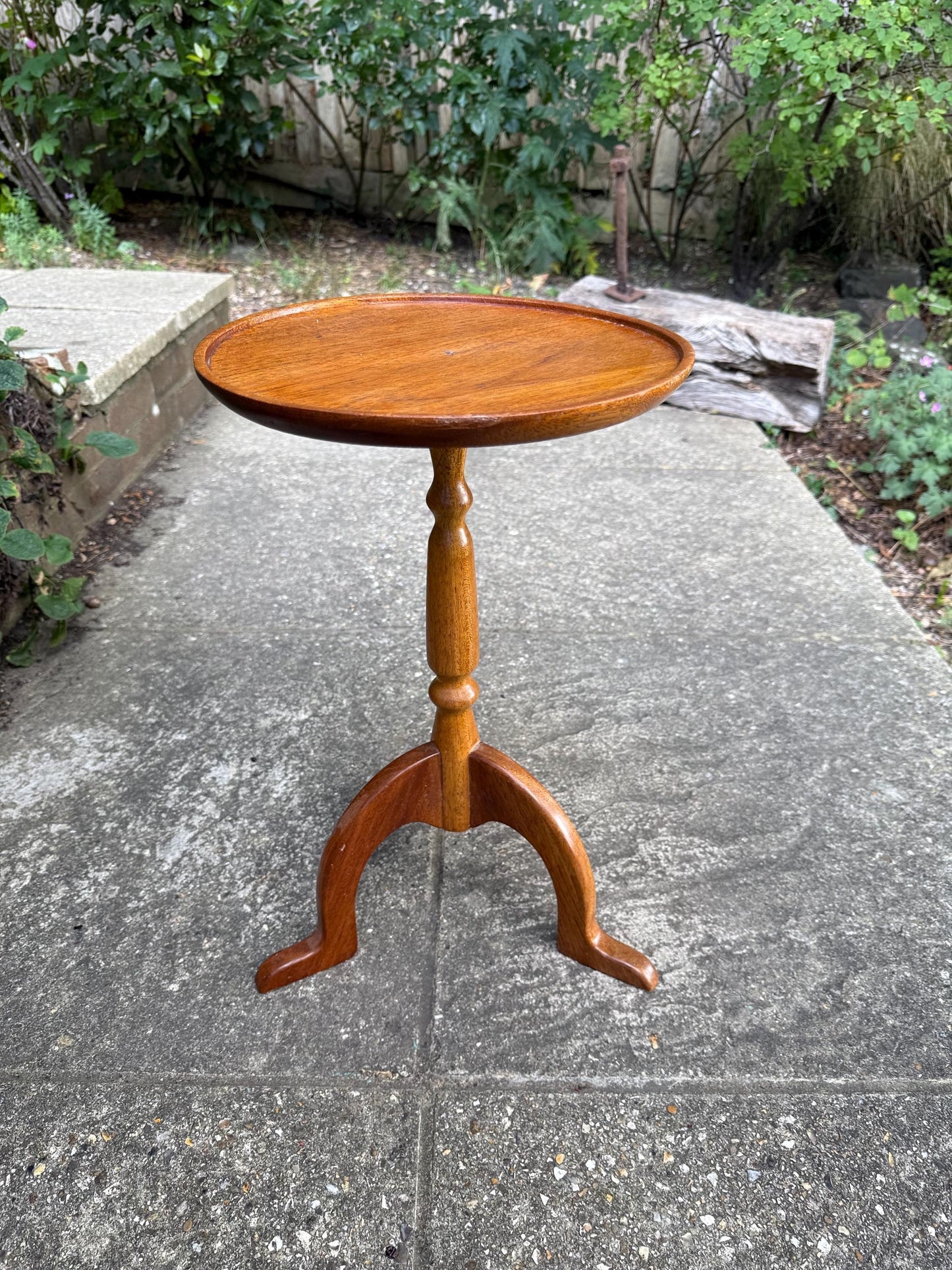 Charming Vintage Round Tripod Side Table – Solid Wood Occasional Table, Antique Style Plant Stand or Lamp Table, Wine Table