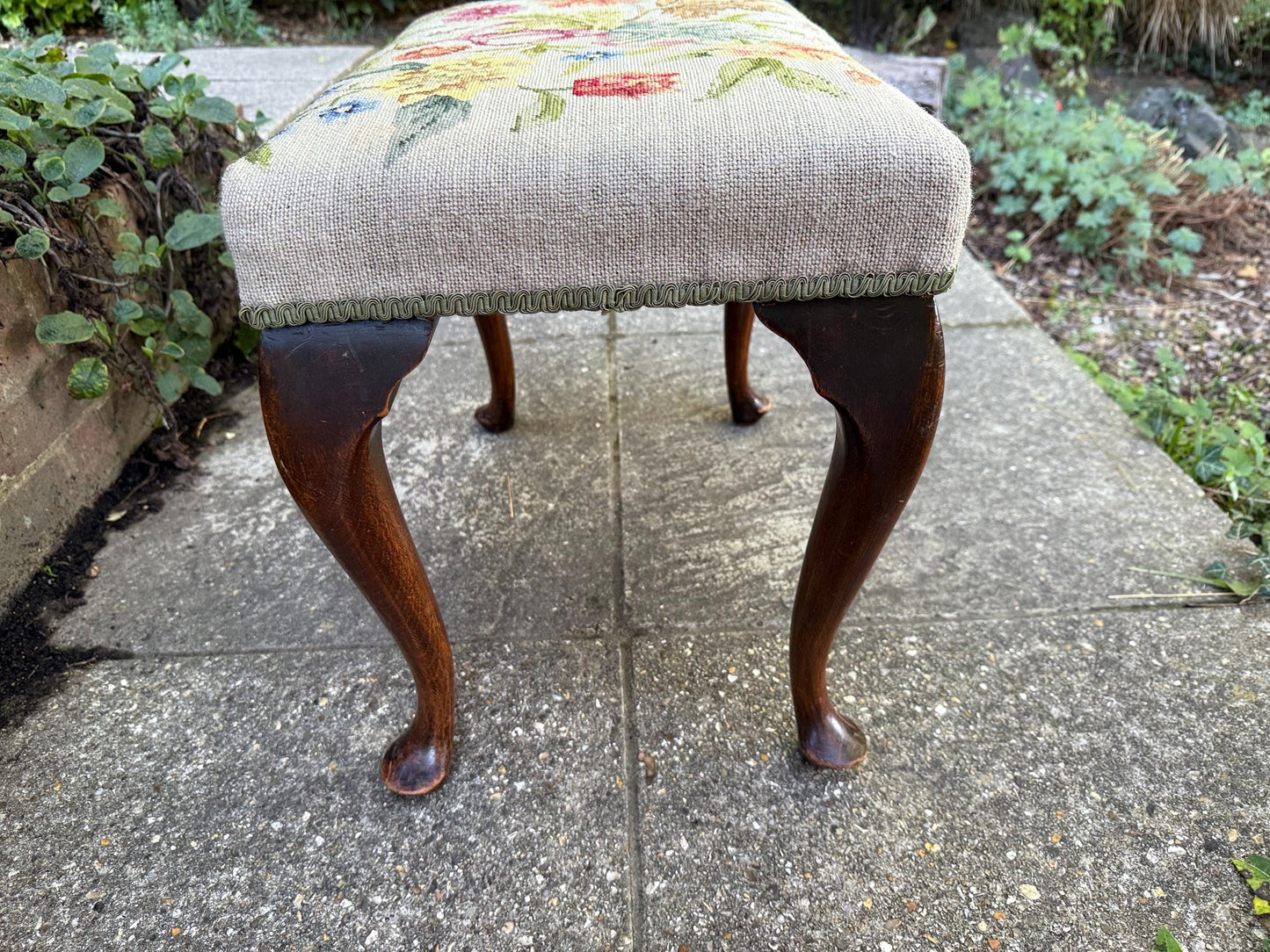 Antique footstool with floral needlepoint tapestry and Queen Anne cabriole legs – charming early 20th century vintage bench or stool