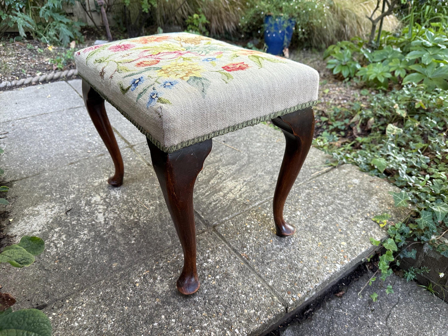 Antique footstool with floral needlepoint tapestry and Queen Anne cabriole legs – charming early 20th century vintage bench or stool