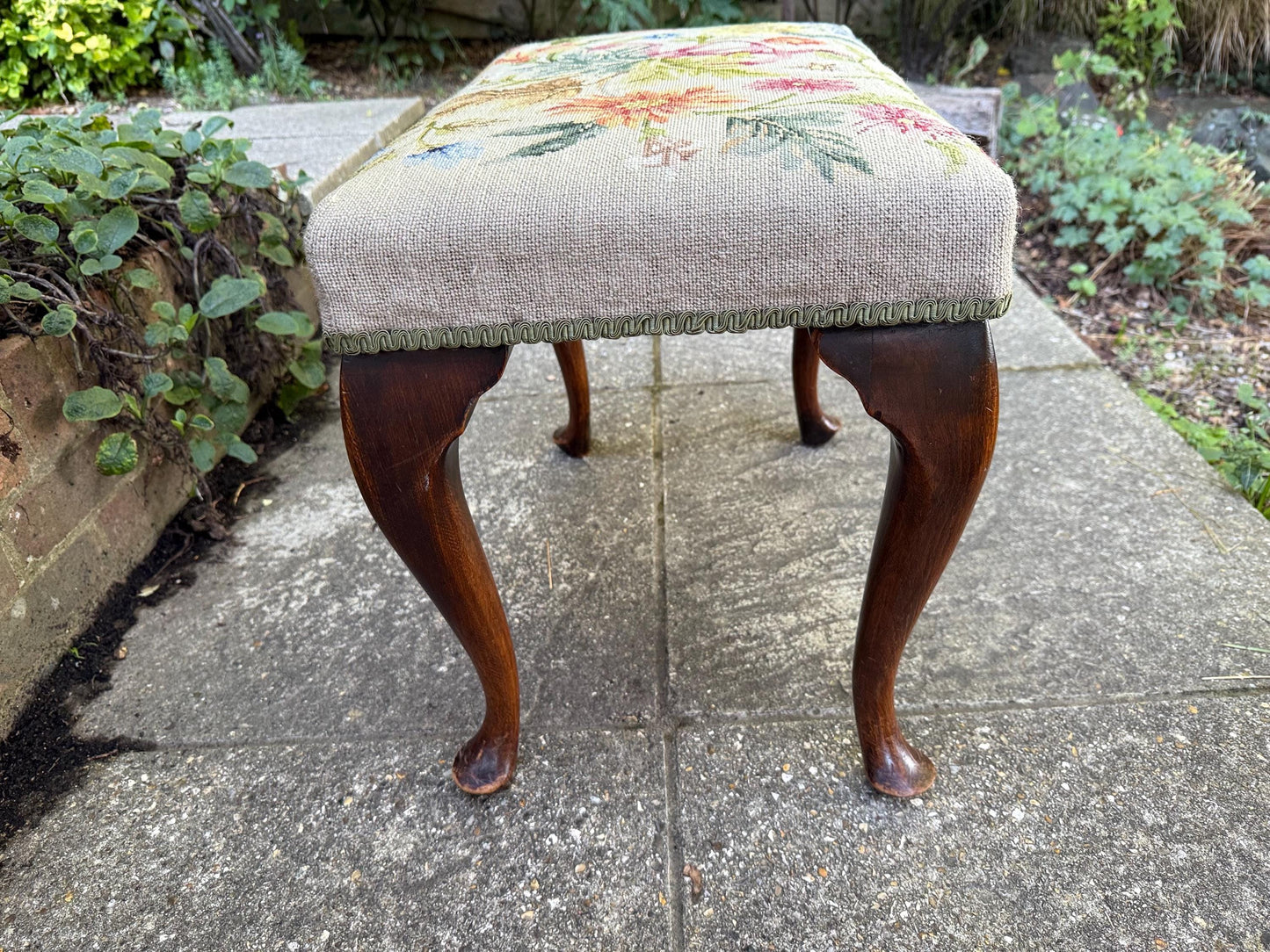 Antique footstool with floral needlepoint tapestry and Queen Anne cabriole legs – charming early 20th century vintage bench or stool