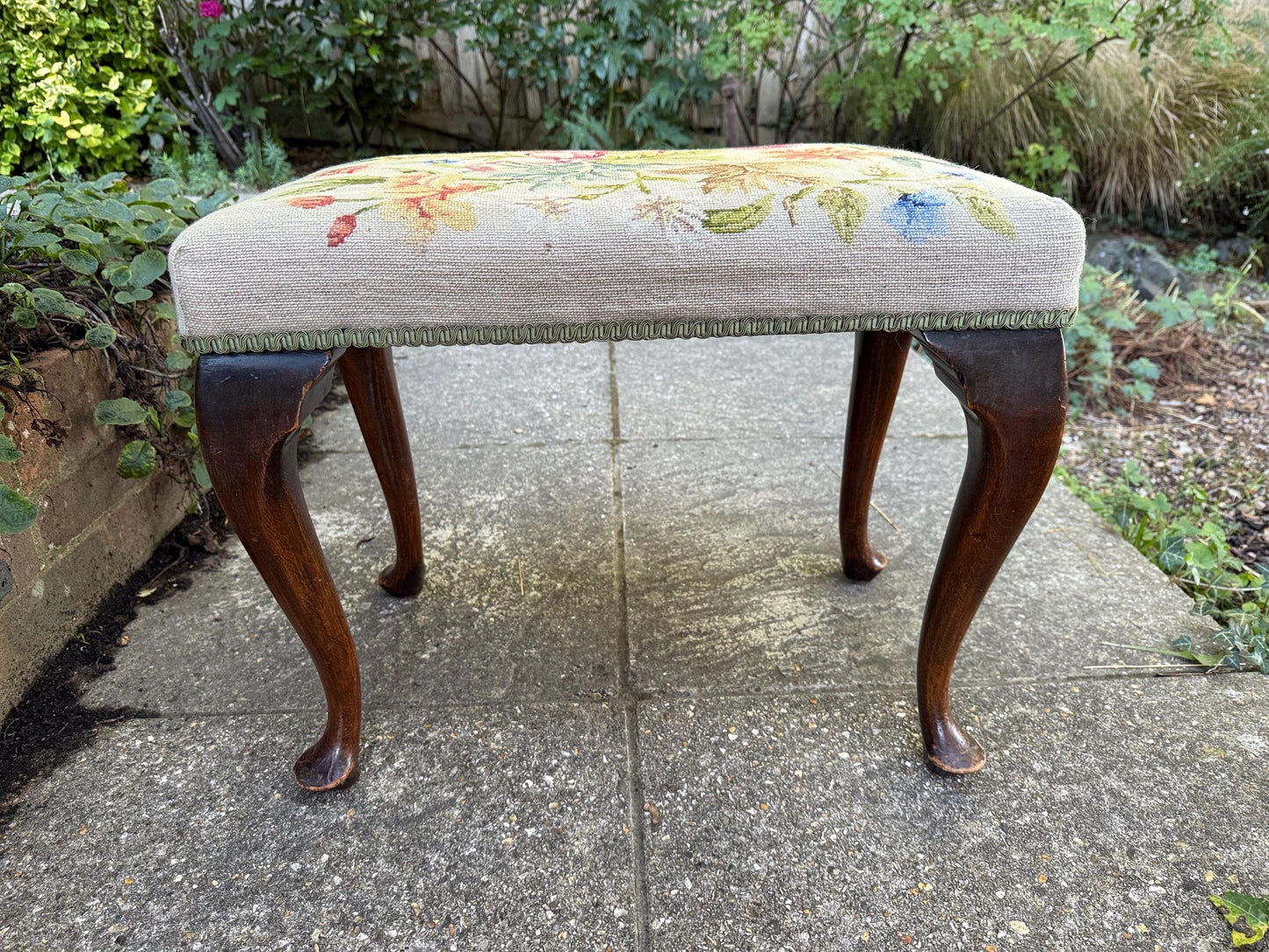 Antique footstool with floral needlepoint tapestry and Queen Anne cabriole legs – charming early 20th century vintage bench or stool
