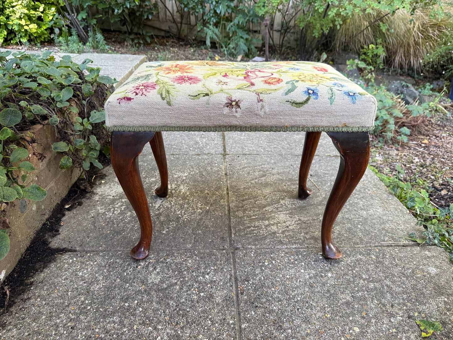 Antique footstool with floral needlepoint tapestry and Queen Anne cabriole legs – charming early 20th century vintage bench or stool
