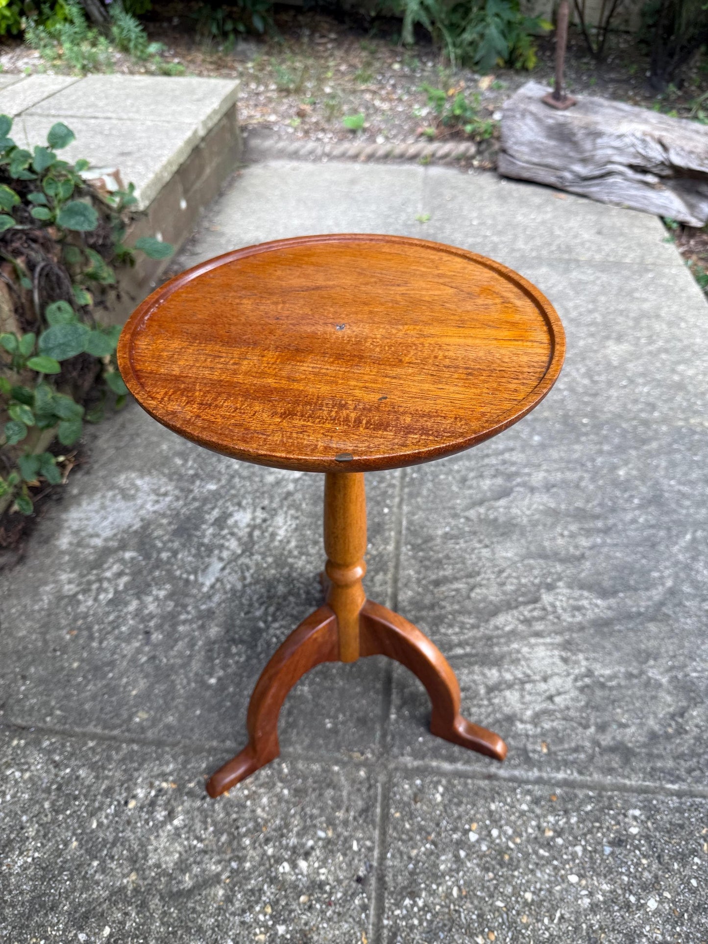 Charming Vintage Round Tripod Side Table – Solid Wood Occasional Table, Antique Style Plant Stand or Lamp Table, Wine Table