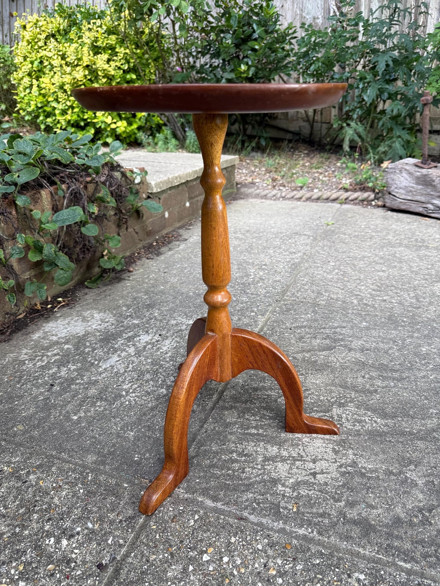 Charming Vintage Round Tripod Side Table – Solid Wood Occasional Table, Antique Style Plant Stand or Lamp Table, Wine Table
