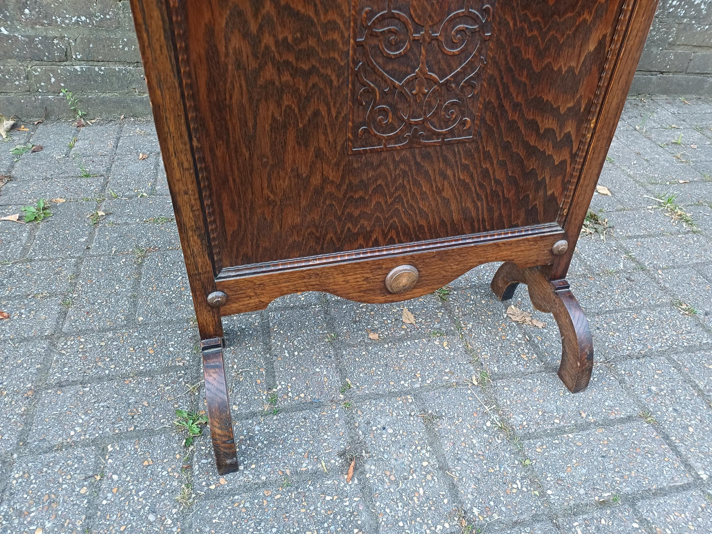 Antique Oak Arts and Crafts Firescreen with Decorative Carved Panel – Vintage Early 20th Century Fireplace Guard
