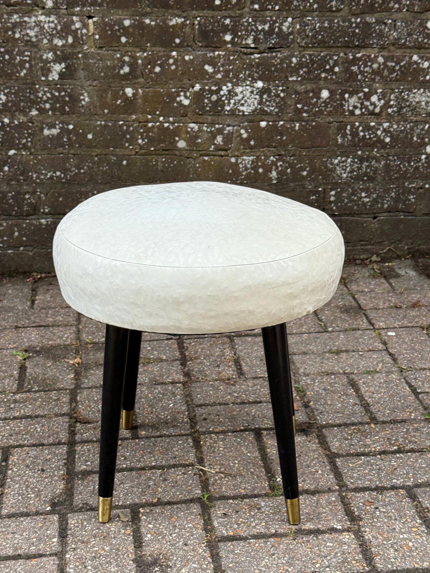 Vintage 1960s Mid Century Stool – White Vinyl Seat, Black Tapered Legs with Brass Caps – Retro Dressing Table Seat, vanity, vintage stool
