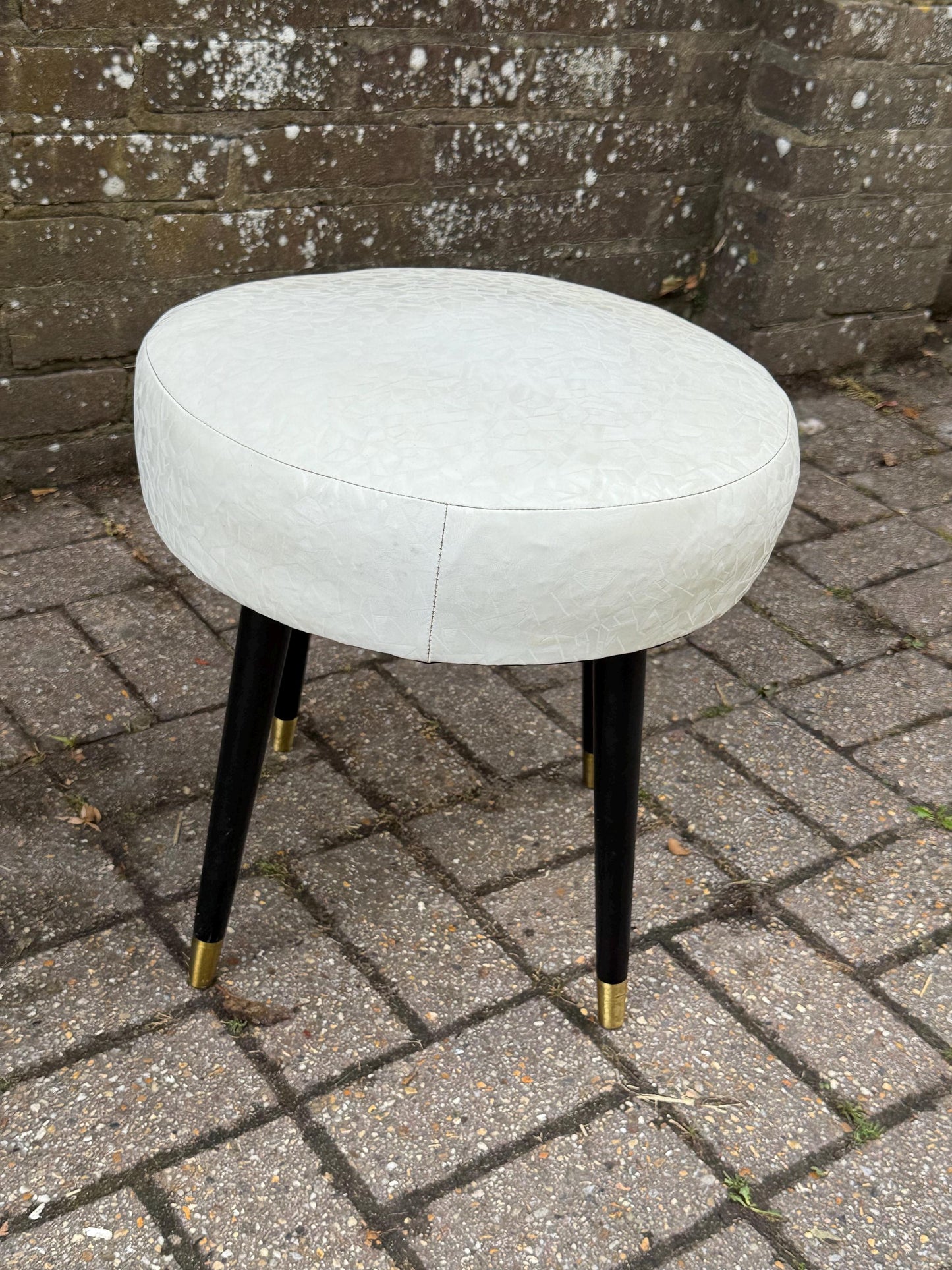 Vintage 1960s Mid Century Stool – White Vinyl Seat, Black Tapered Legs with Brass Caps – Retro Dressing Table Seat, vanity, vintage stool