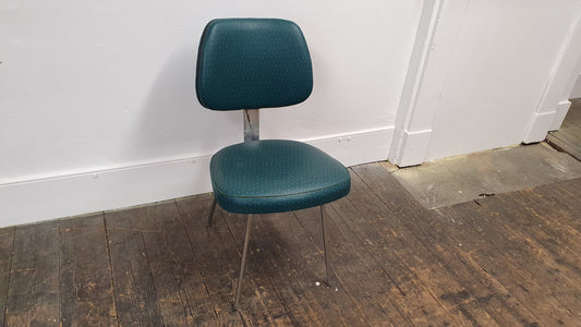 Retro Vintage Chrome and Vinyl Upholstered Adjustable Pneumatic Hairdresser Chair Barber.