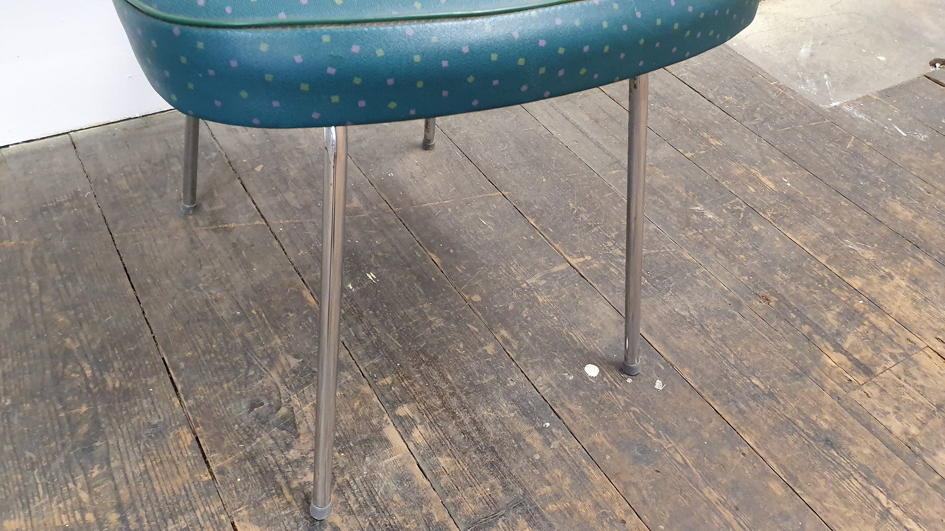 Retro Vintage Chrome and Vinyl Upholstered Adjustable Pneumatic Hairdresser Chair Barber.