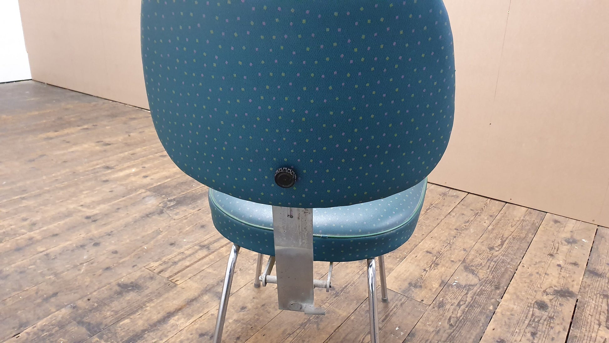 Retro Vintage Chrome and Vinyl Upholstered Adjustable Pneumatic Hairdresser Chair Barber.