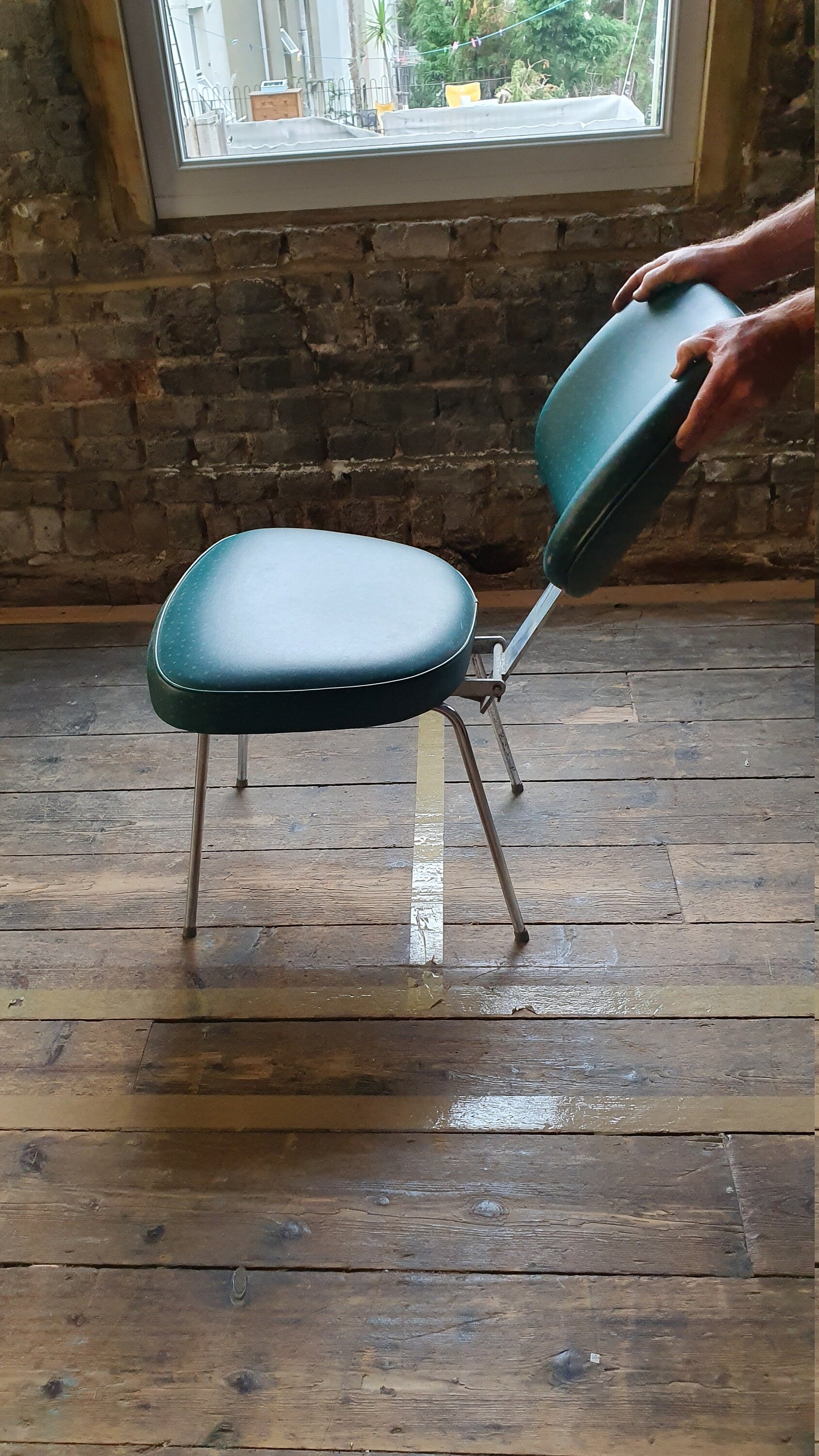 Retro Vintage Chrome and Vinyl Upholstered Adjustable Pneumatic Hairdresser Chair Barber.