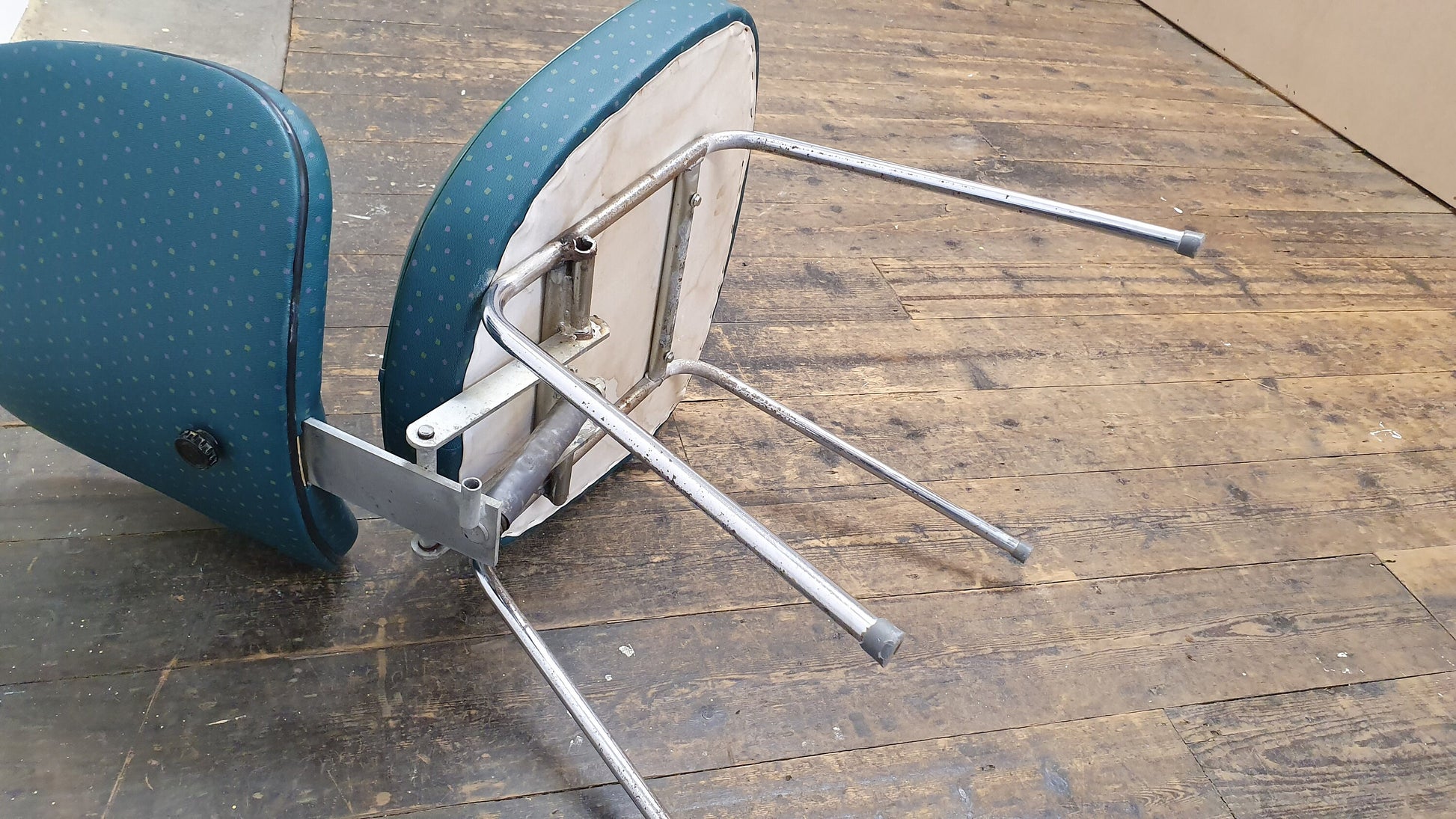 Retro Vintage Chrome and Vinyl Upholstered Adjustable Pneumatic Hairdresser Chair Barber.