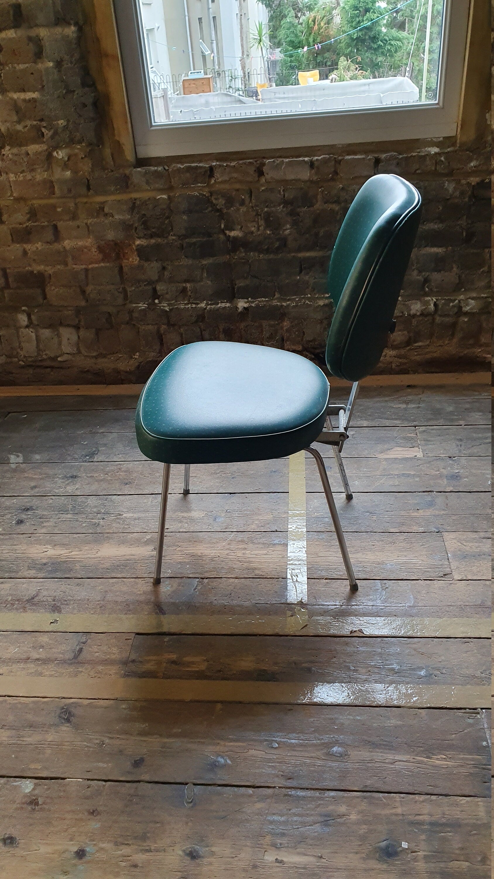 Retro Vintage Chrome and Vinyl Upholstered Adjustable Pneumatic Hairdresser Chair Barber.