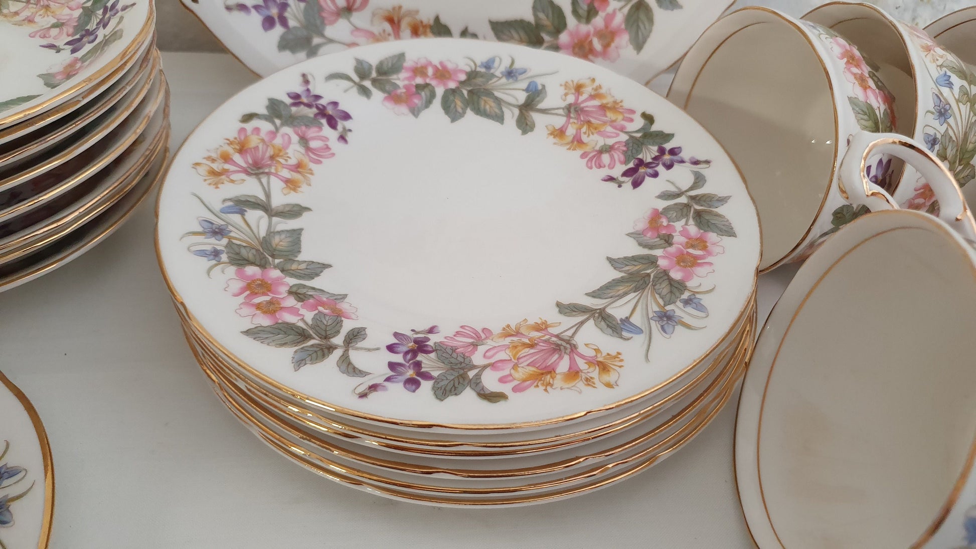 21 Piece Top Quality Vintage Paragon Bone China ‘Country Lane’ Floral Flower Teaset Tea Set Cups and Saucers.