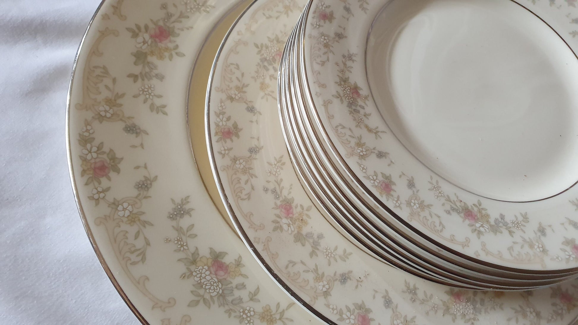 Top Quality Royal Doulton Diana Part Dinner Service. C1981 Retro