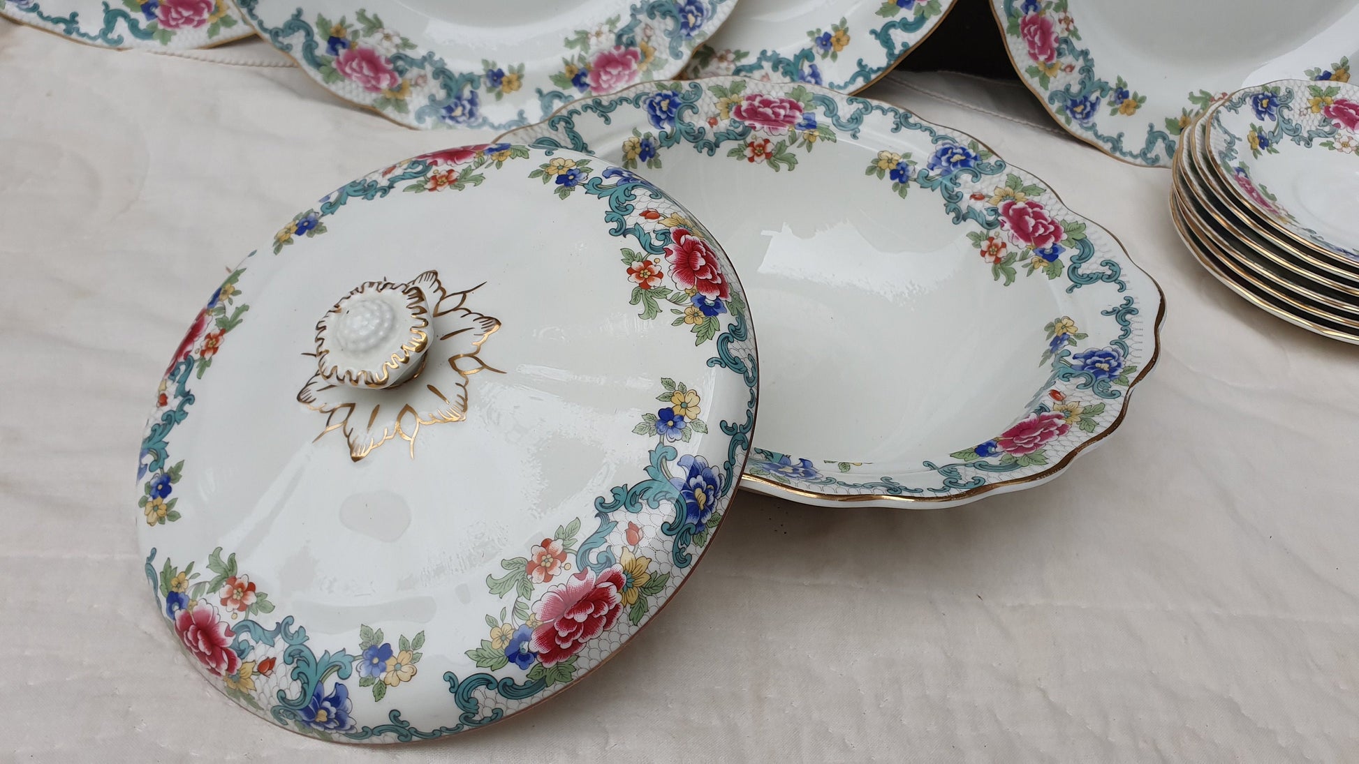 Quality Royal Doulton Floradora Dinner and Tea Service Booths 1981.