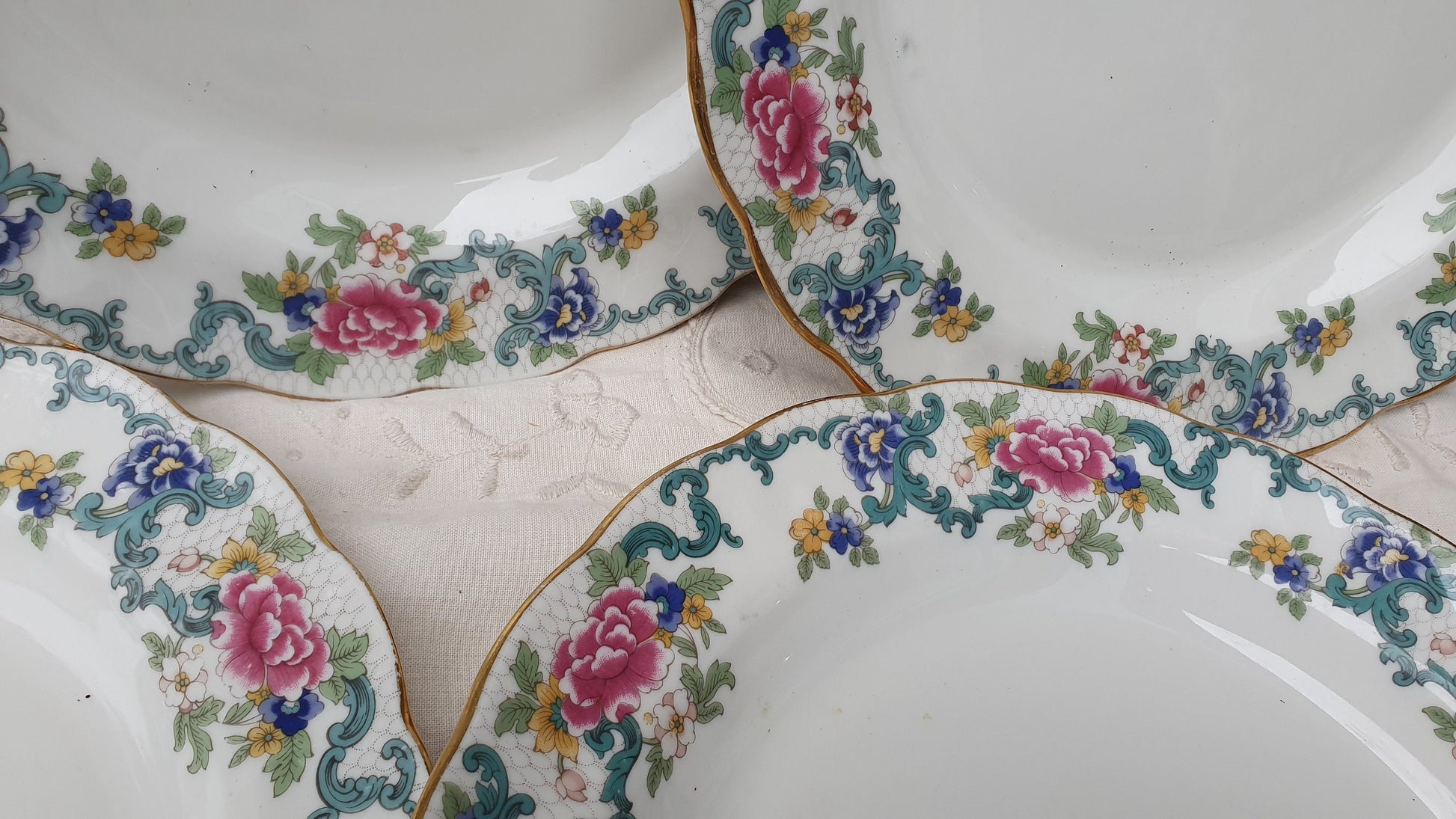 Quality Royal Doulton Floradora Dinner and Tea Service Booths 1981.