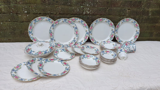 Quality Royal Doulton Floradora Dinner and Tea Service Booths 1981.
