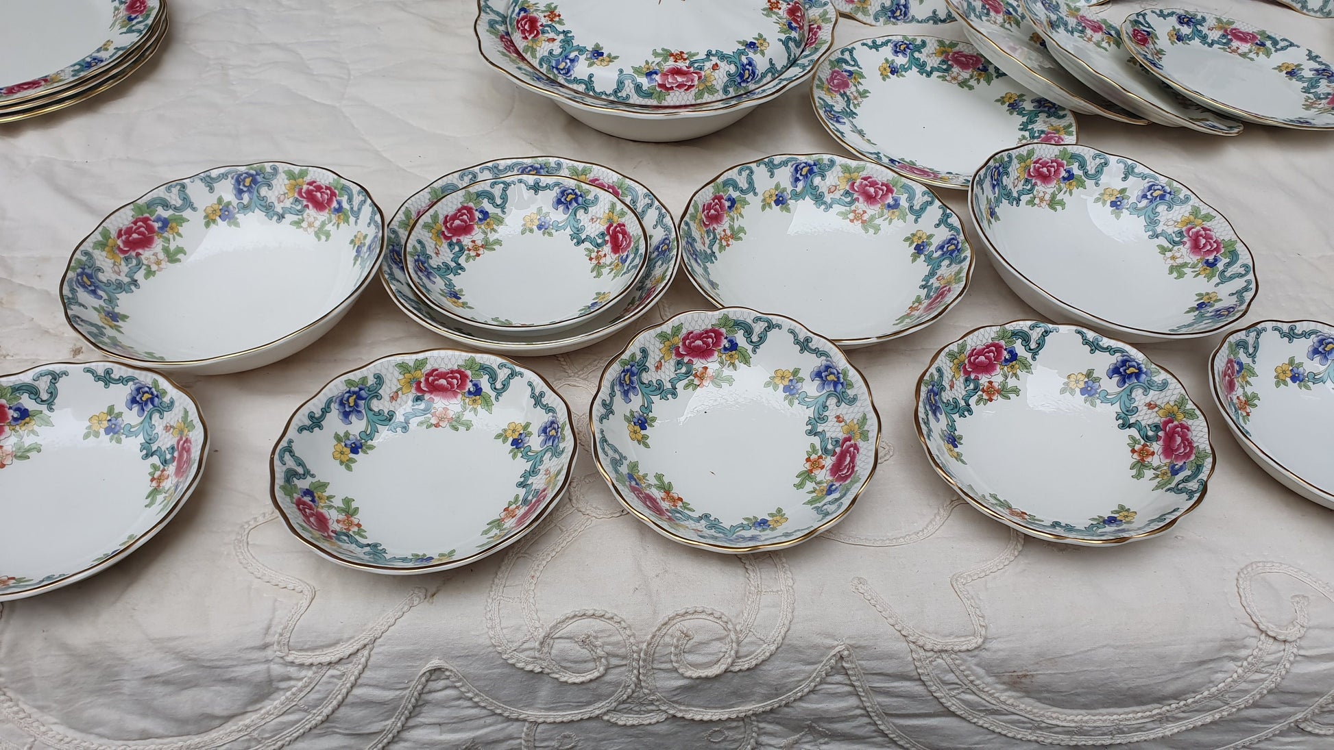 Quality Royal Doulton Floradora Dinner and Tea Service Booths 1981.