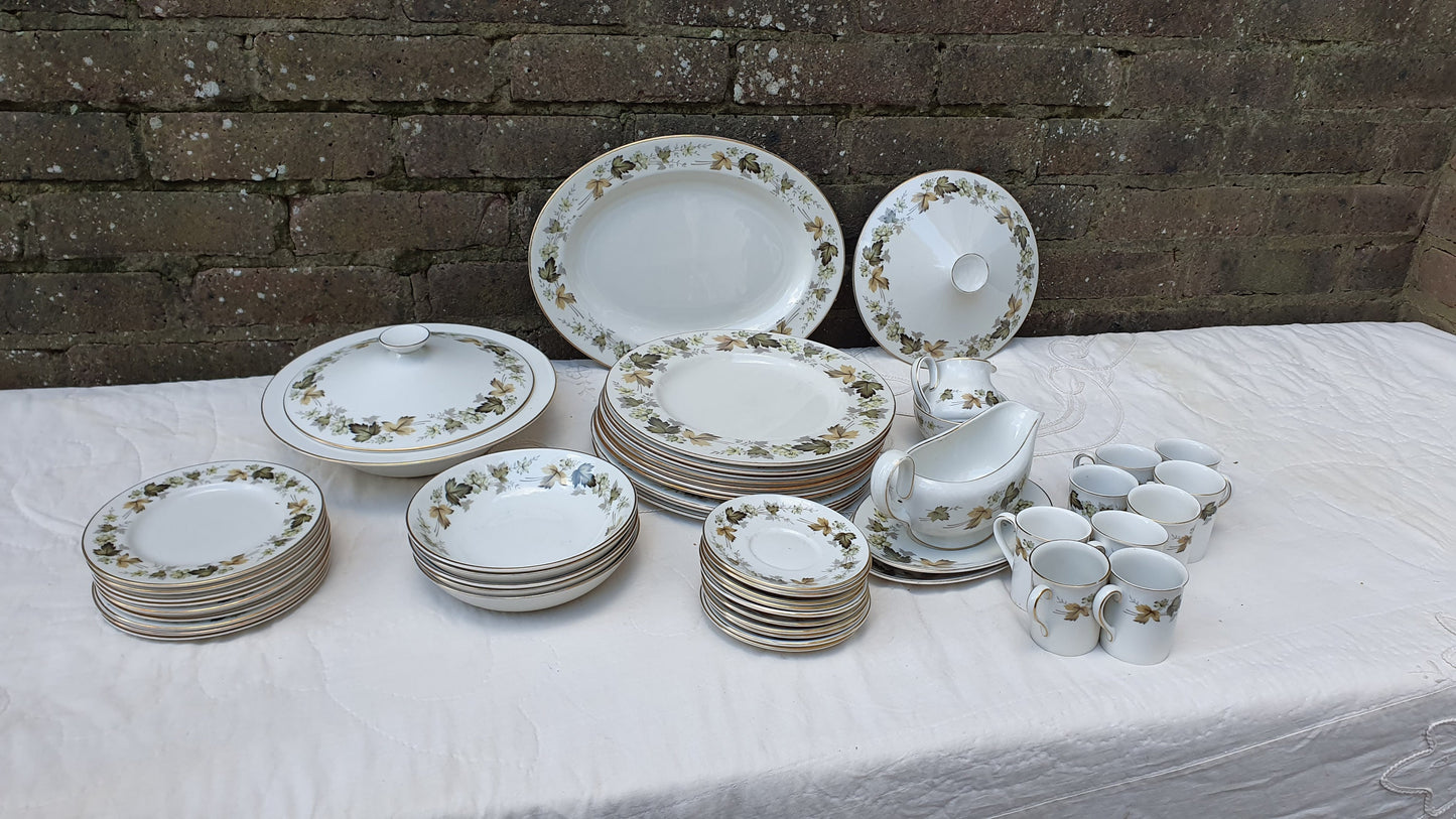 Quality Royal Doulton Bone China Dinner and Tea Service Larchmont Pattern Autumn