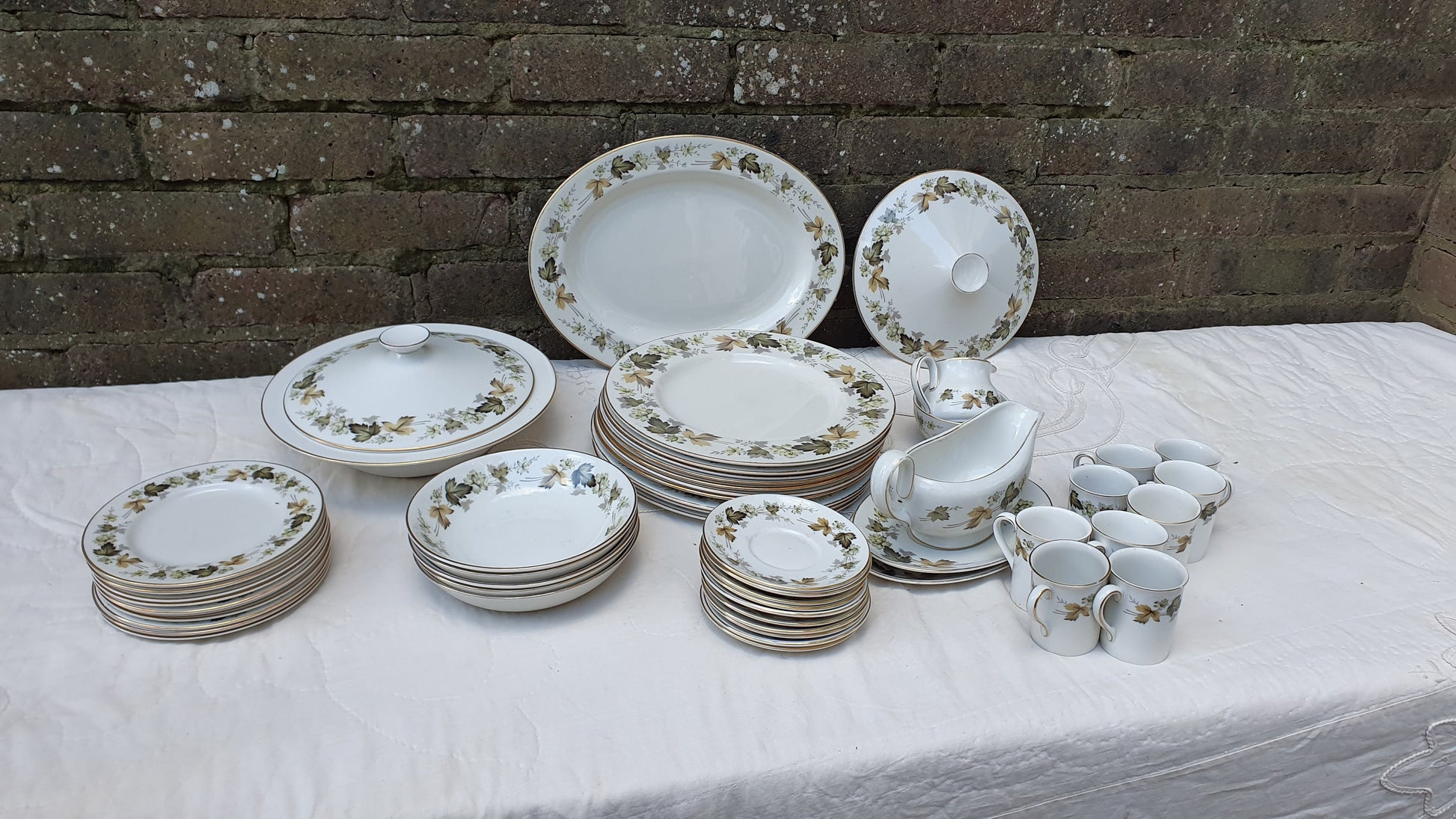 Quality Royal Doulton Bone China Dinner and Tea Service Larchmont Pattern Autumn