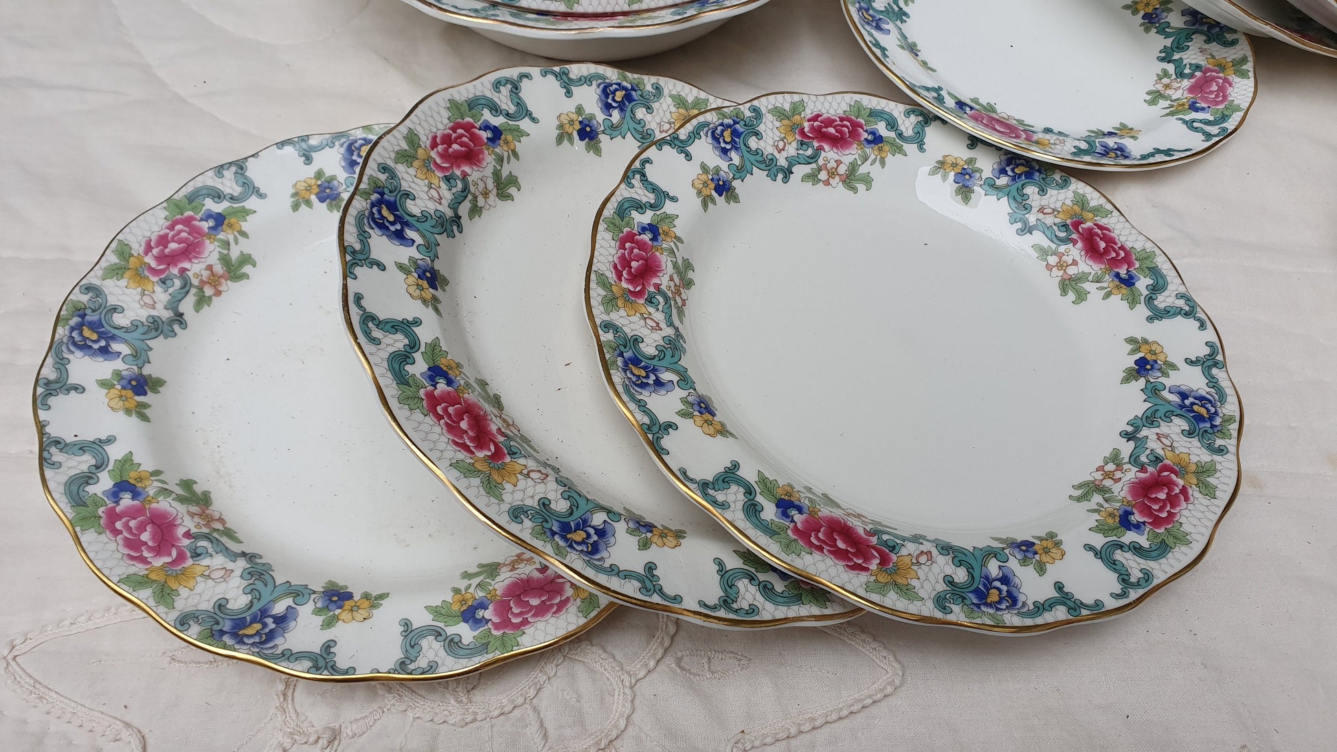 Quality Royal Doulton Floradora Dinner and Tea Service Booths 1981.